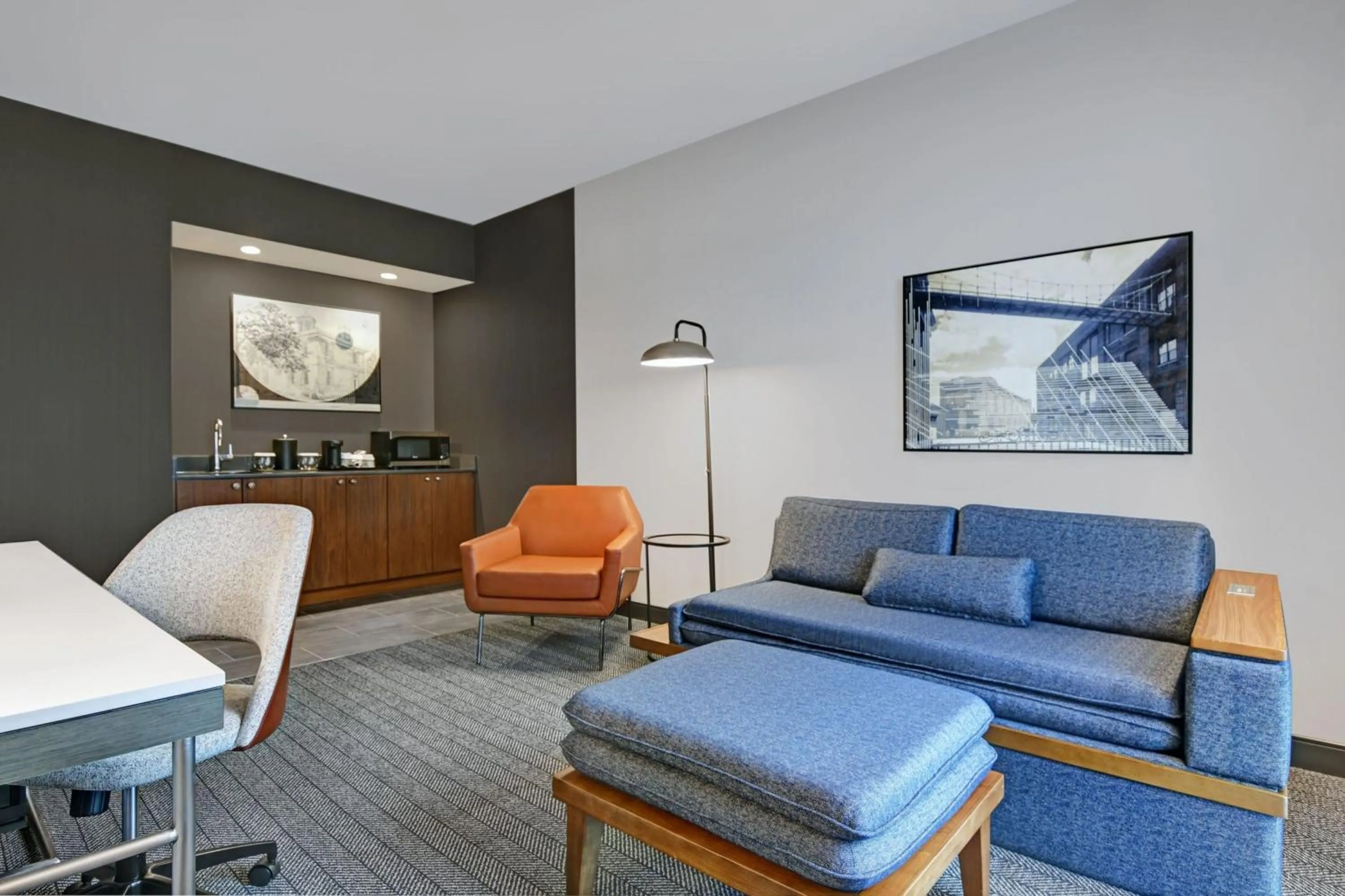 Living room in Courtyard by Marriott Hamilton