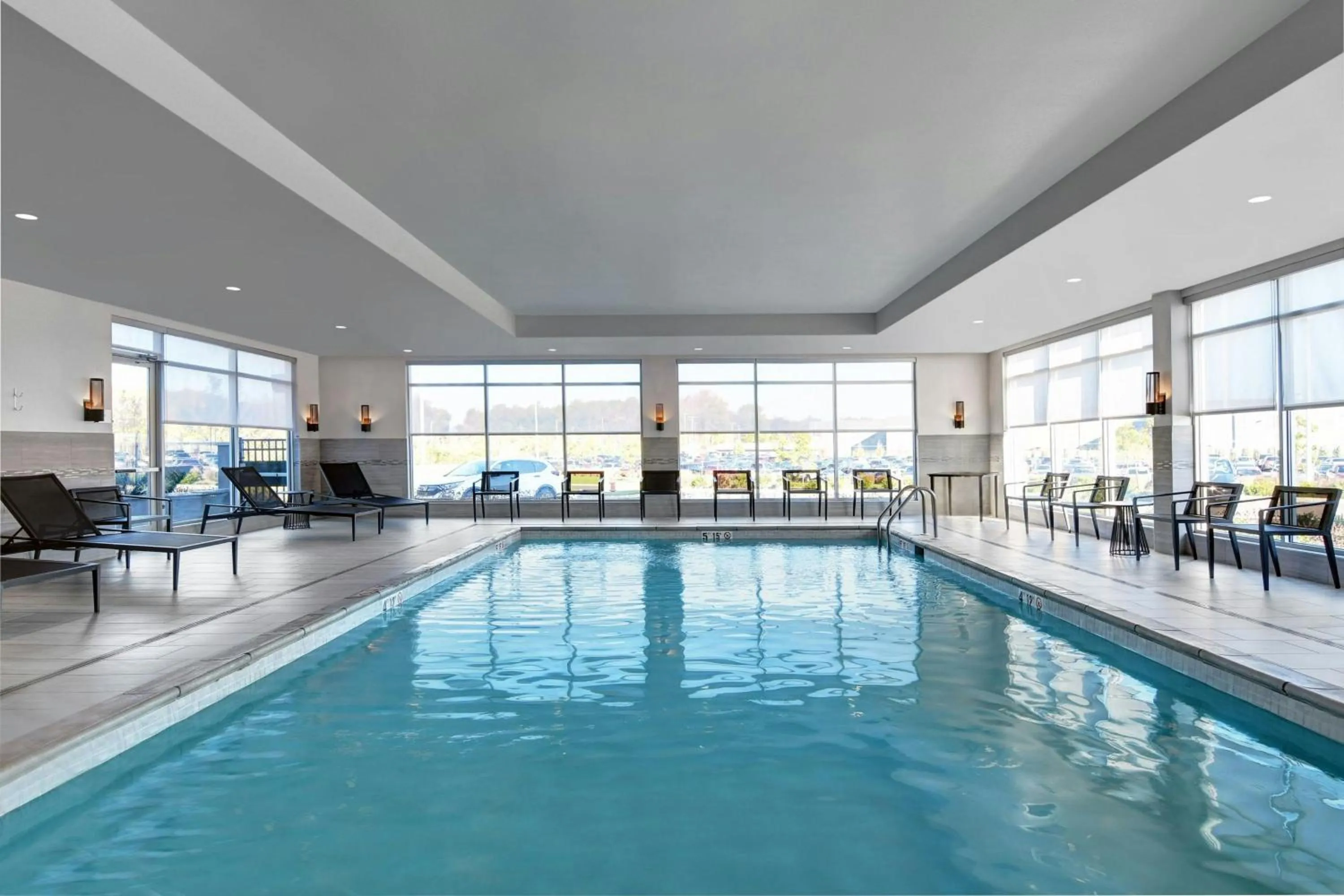 Swimming pool in Courtyard by Marriott Hamilton