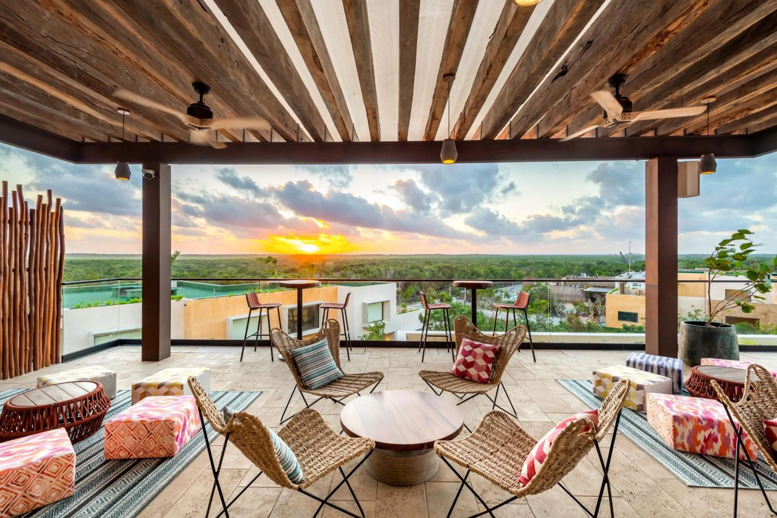 Lounge or bar in Aloft Tulum