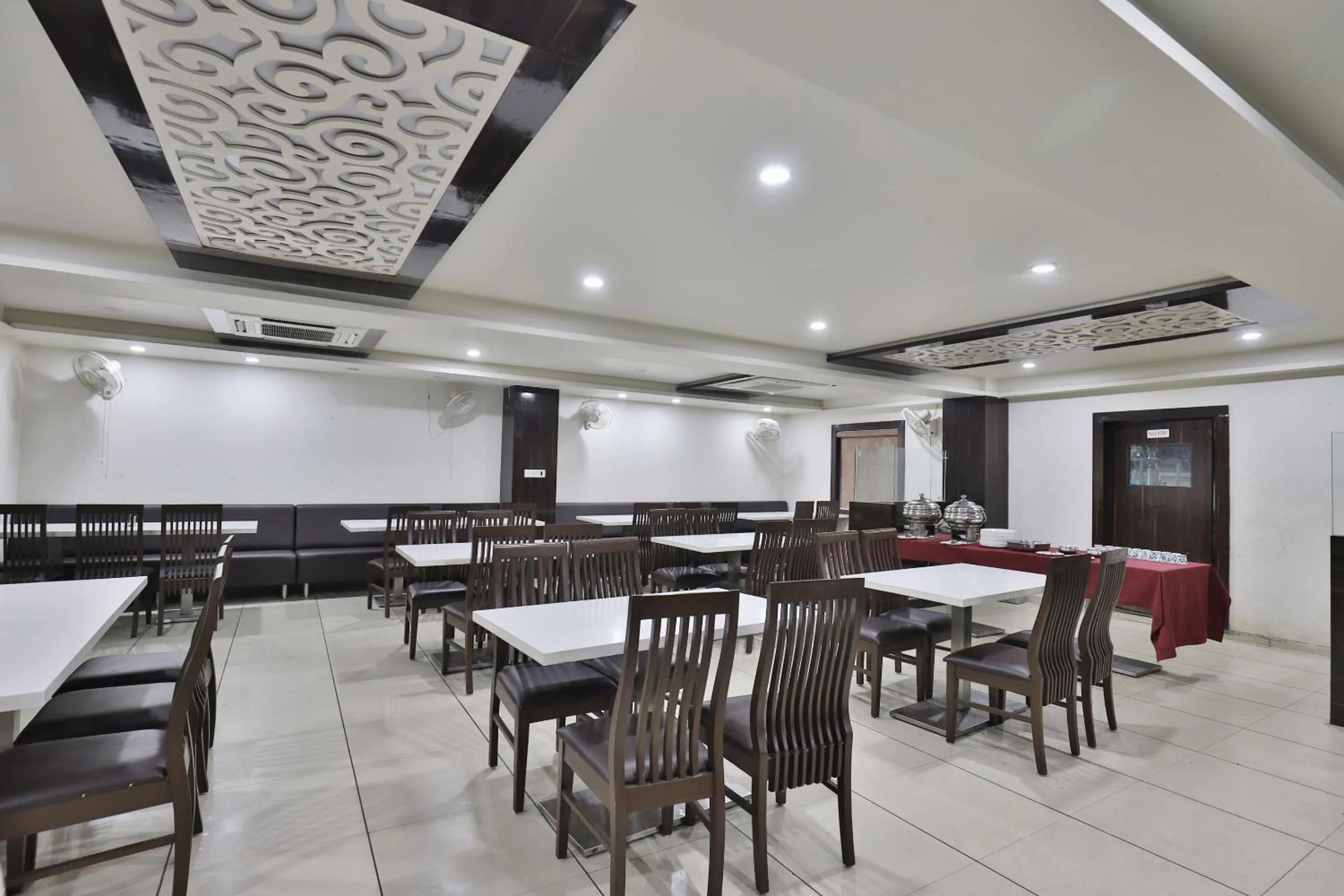 Restaurant/places to eat in Hotel City Inn