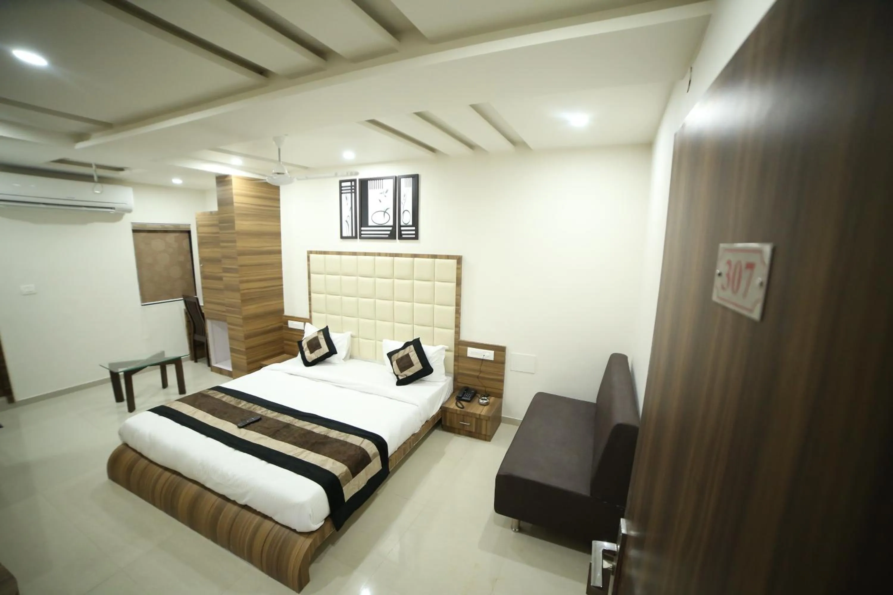 room service in Hotel City Inn