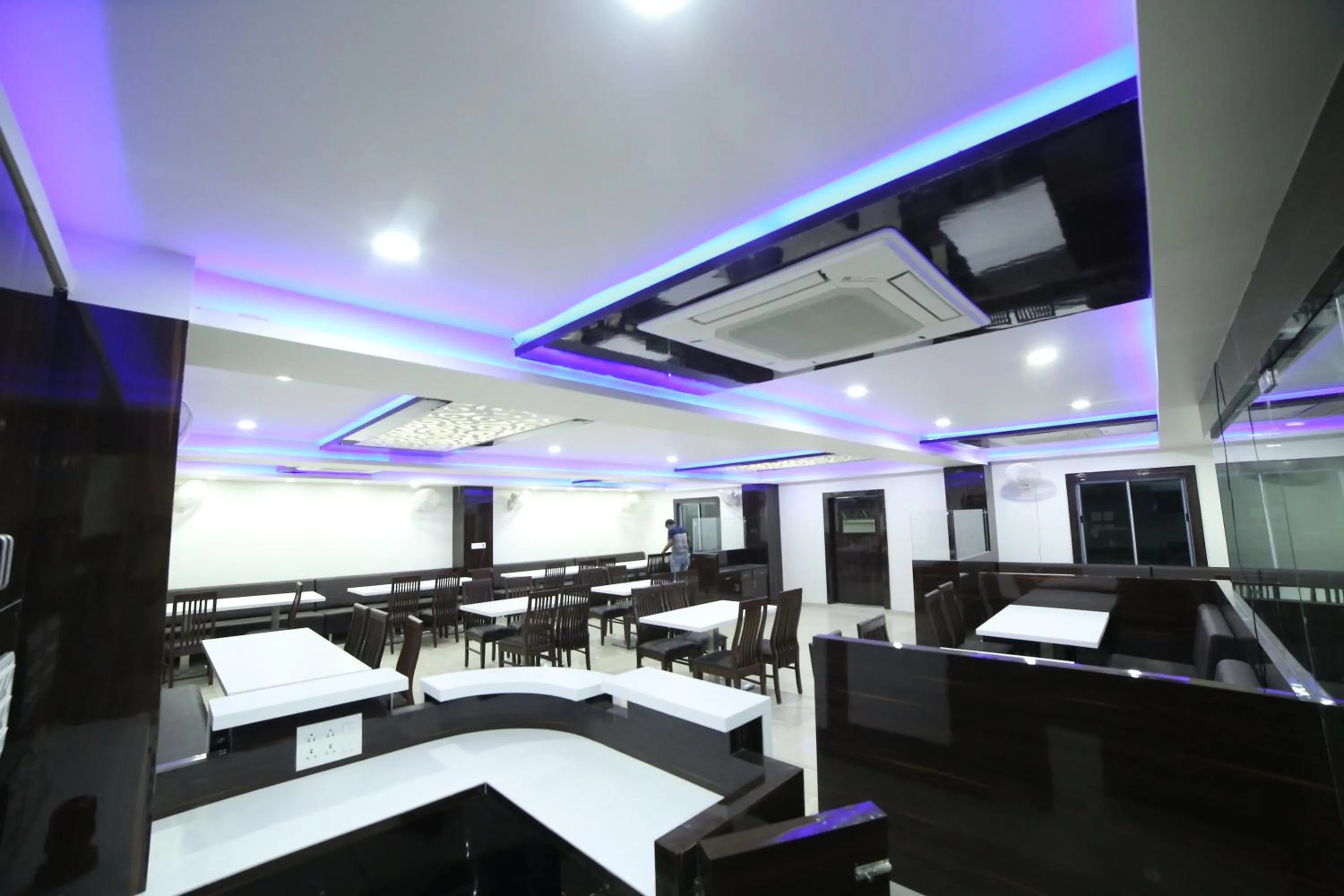 Restaurant/places to eat in Hotel City Inn