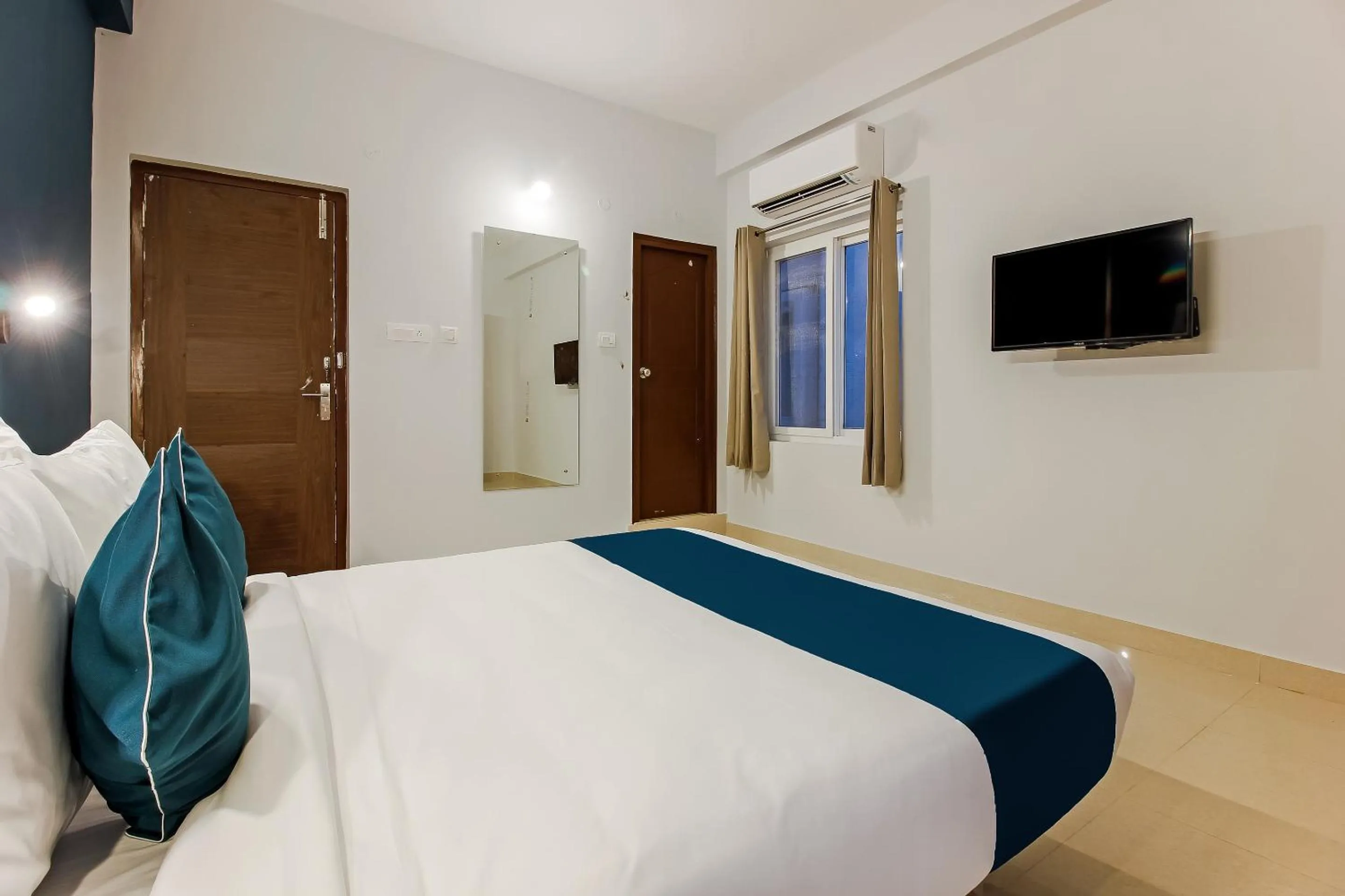 Bedroom, Bed in Hotel O Silverkey ,near RTO office kondapur