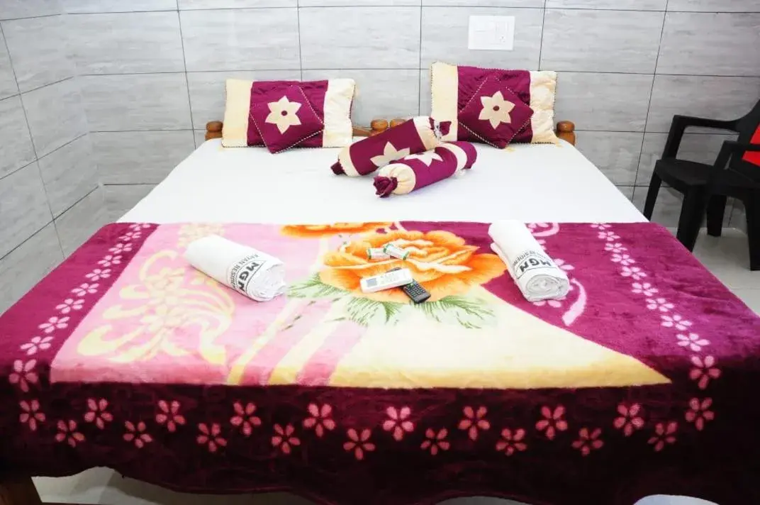 Bed in Aryan residency Bed in Aryan residency