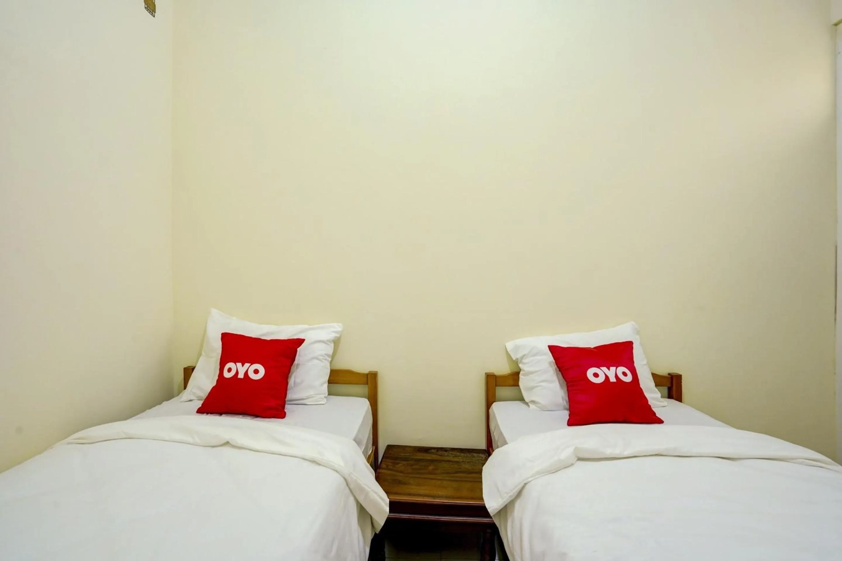 Bedroom, Bed in Capital O Inn App Tenggilis
