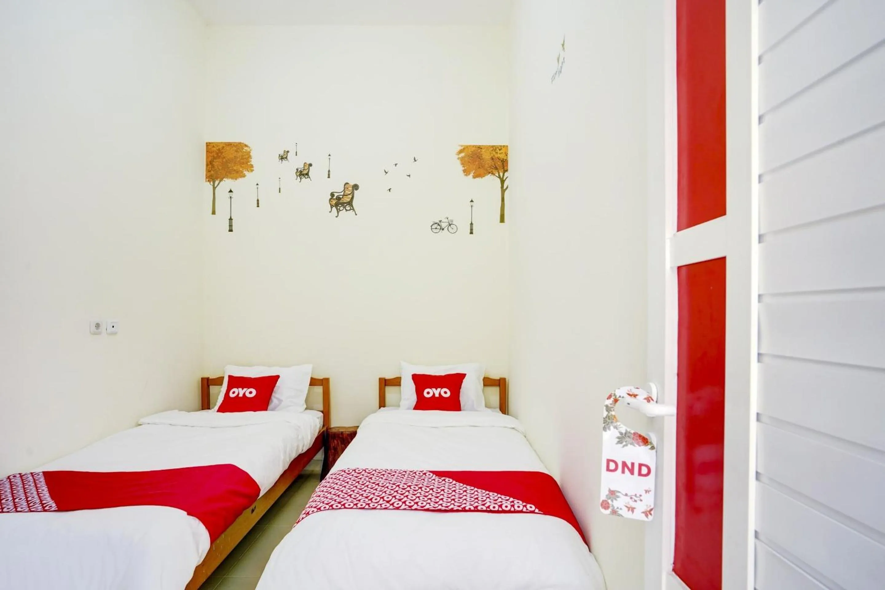 Bedroom, Bed in Capital O Inn App Tenggilis