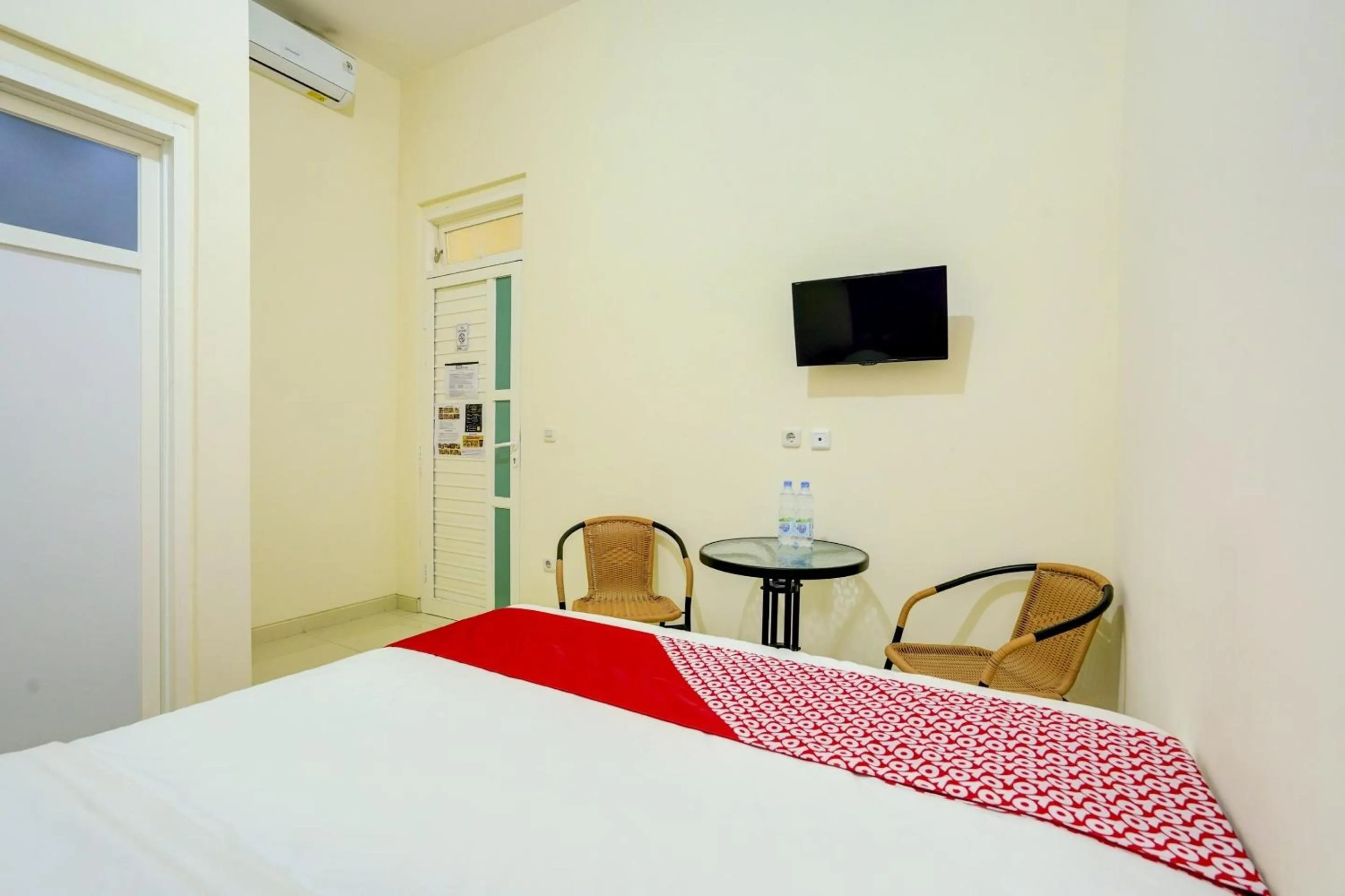 Bedroom, Bed in Capital O Inn App Tenggilis