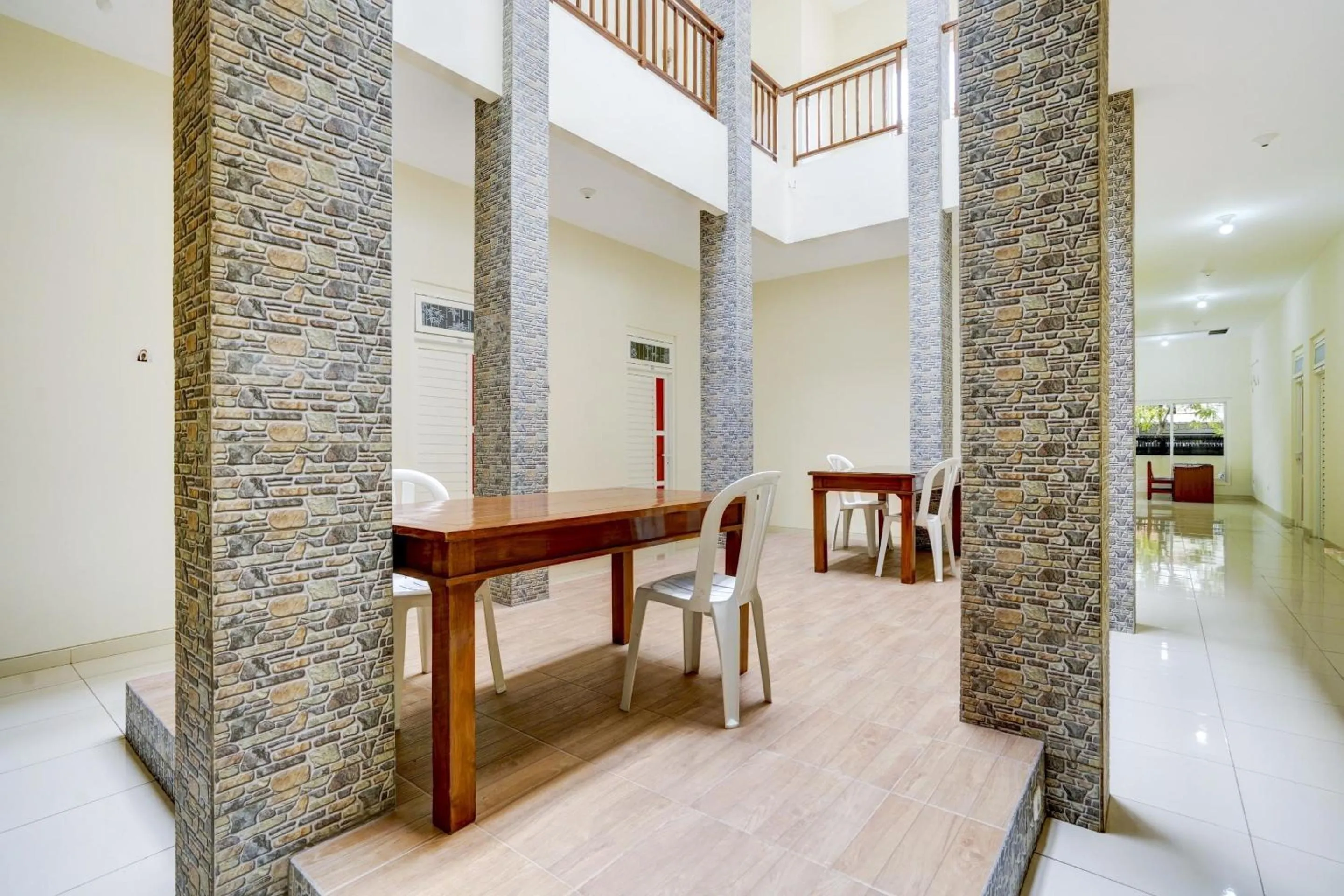 Lobby or reception in Capital O Inn App Tenggilis