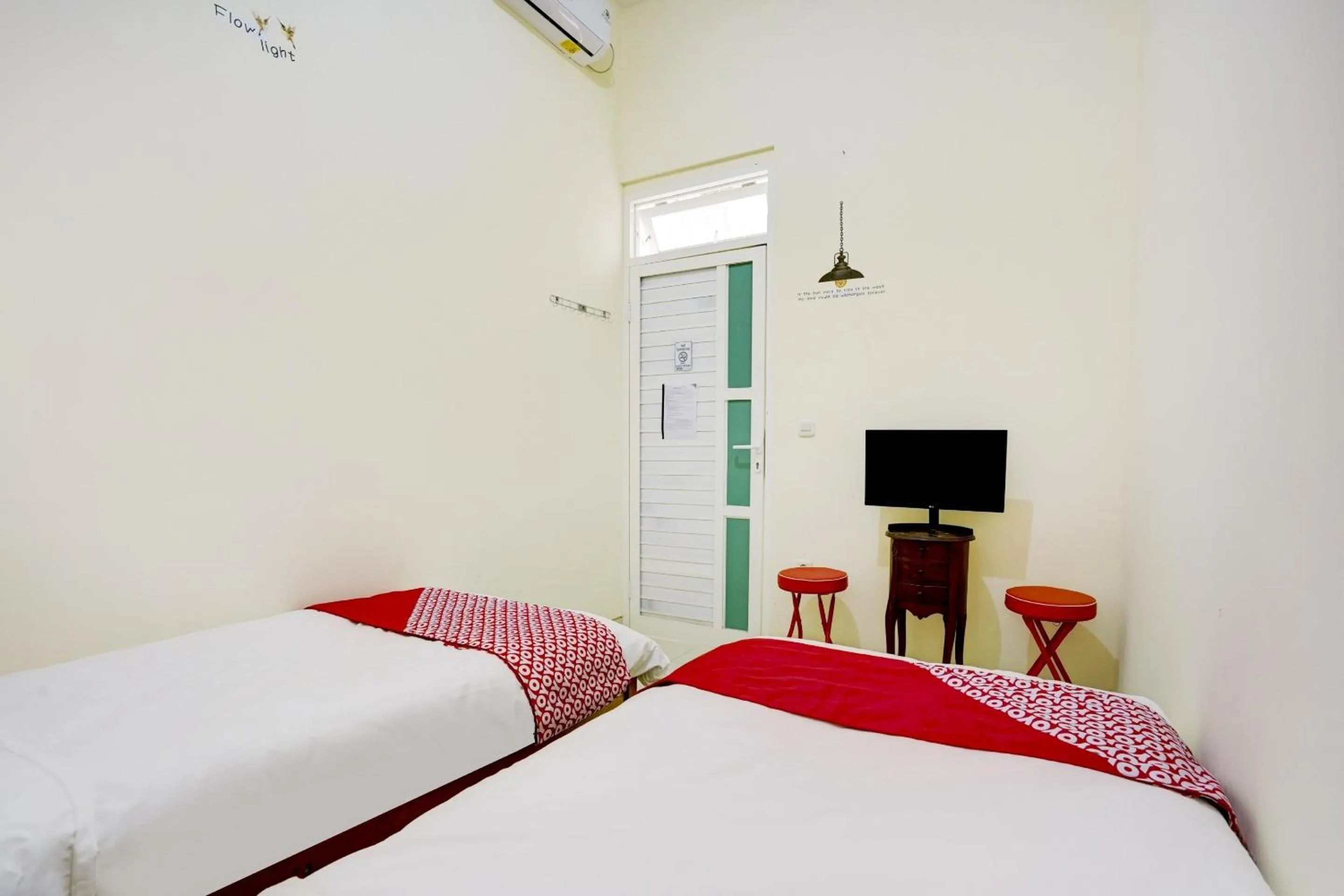 Bedroom, Bed in Capital O Inn App Tenggilis