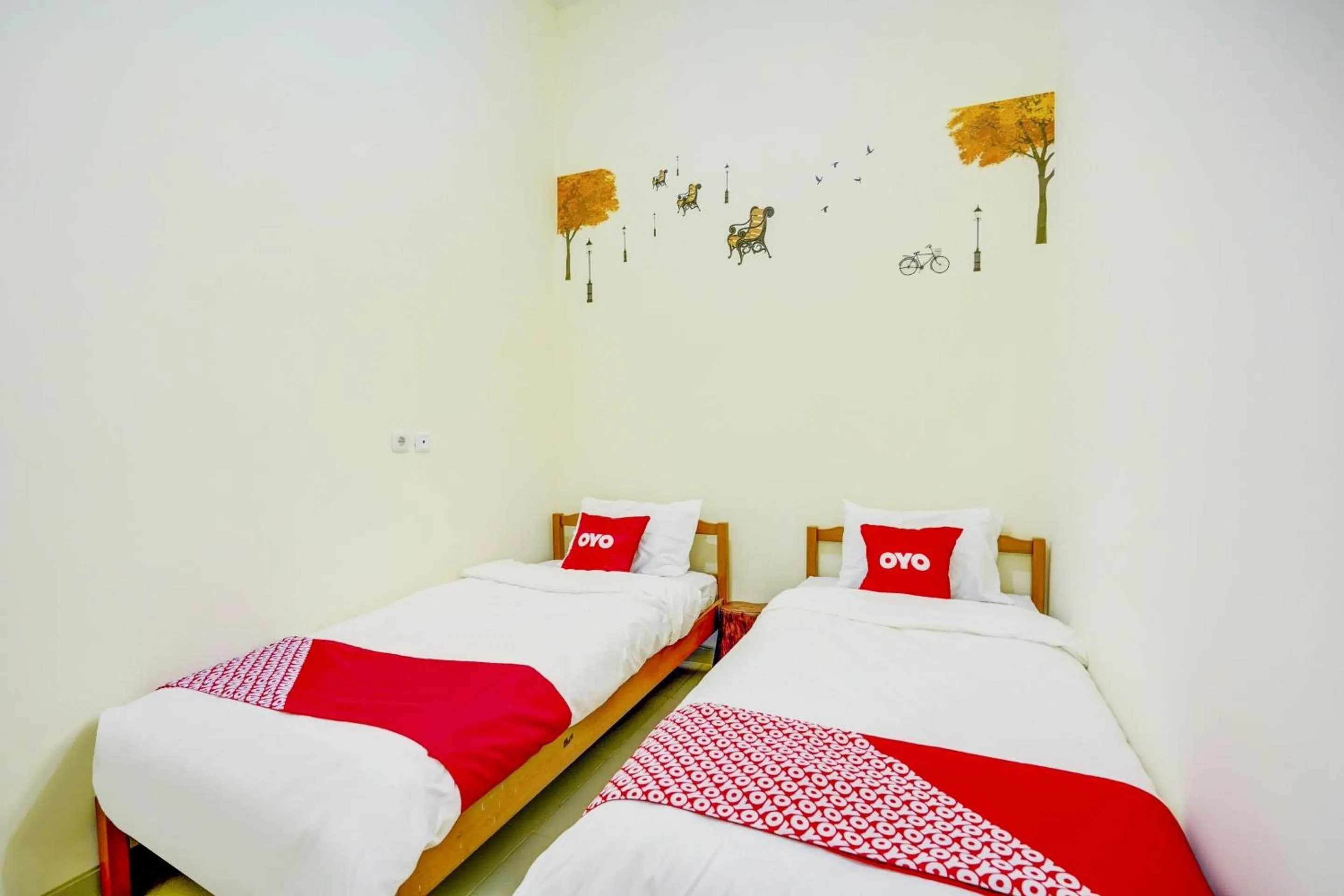 Bedroom, Bed in Capital O Inn App Tenggilis