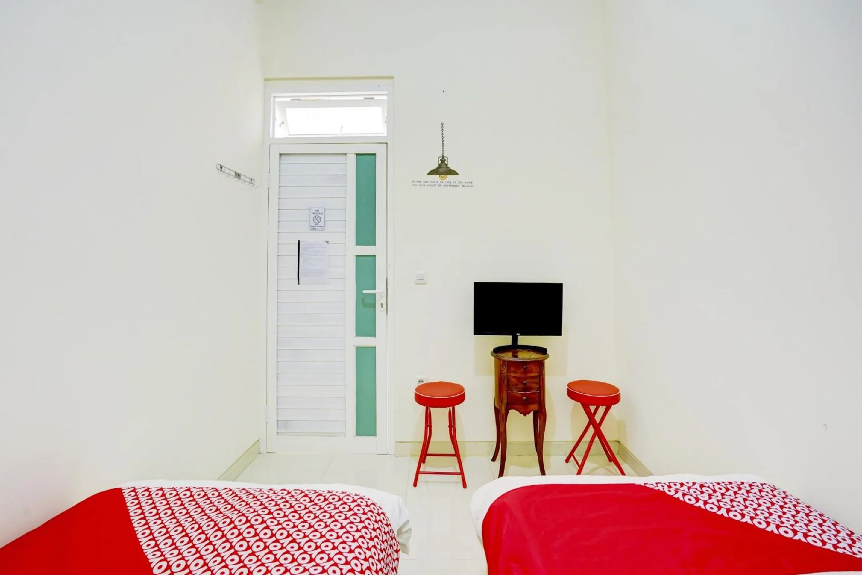 Bedroom, Bed in Capital O Inn App Tenggilis