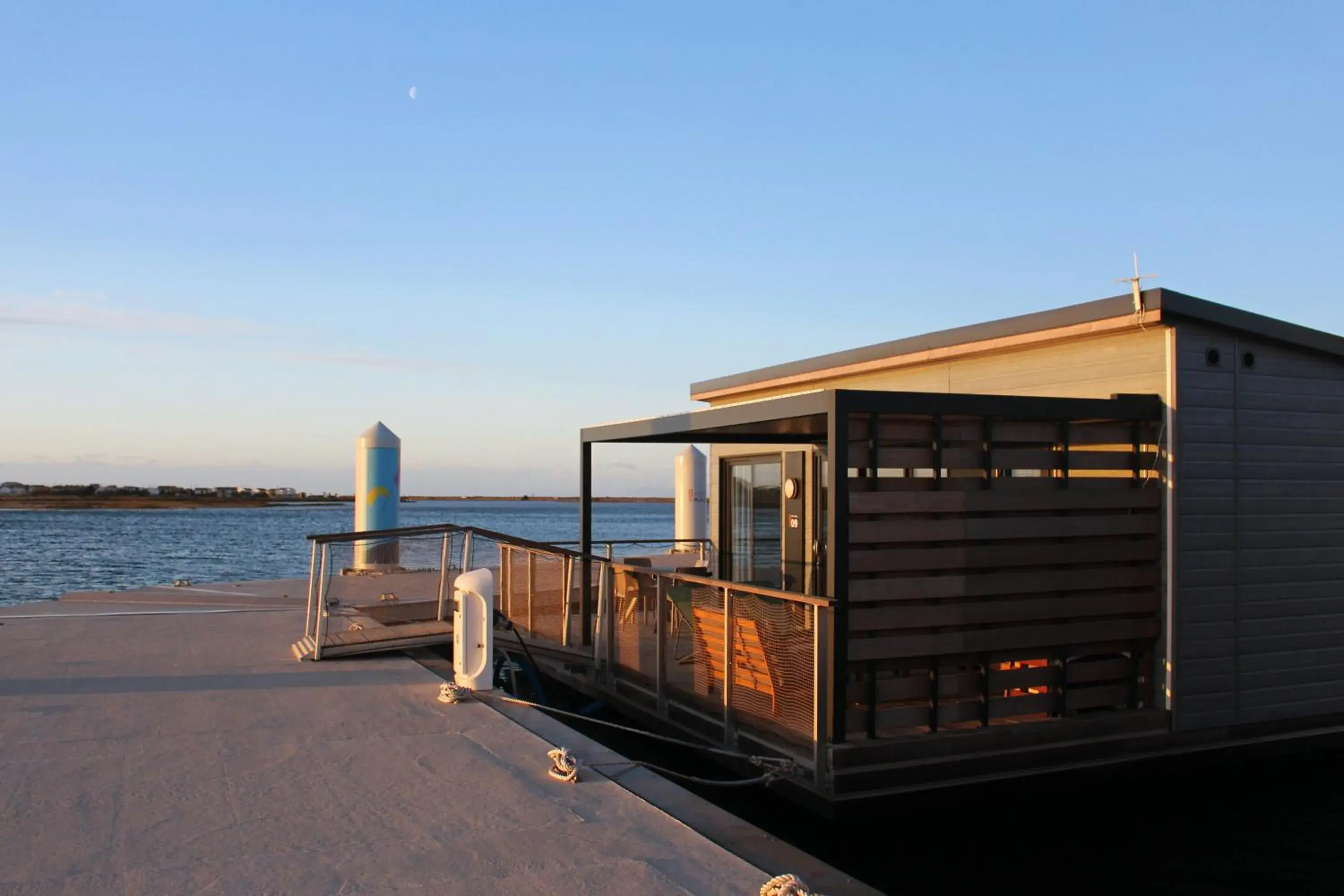 One-Bedroom LodgeBoat 2 People - Grand Large Side in Les Ilots de Gruissan One-Bedroom LodgeBoat 2 People - Grand Large Side in Les Ilots de Gruissan