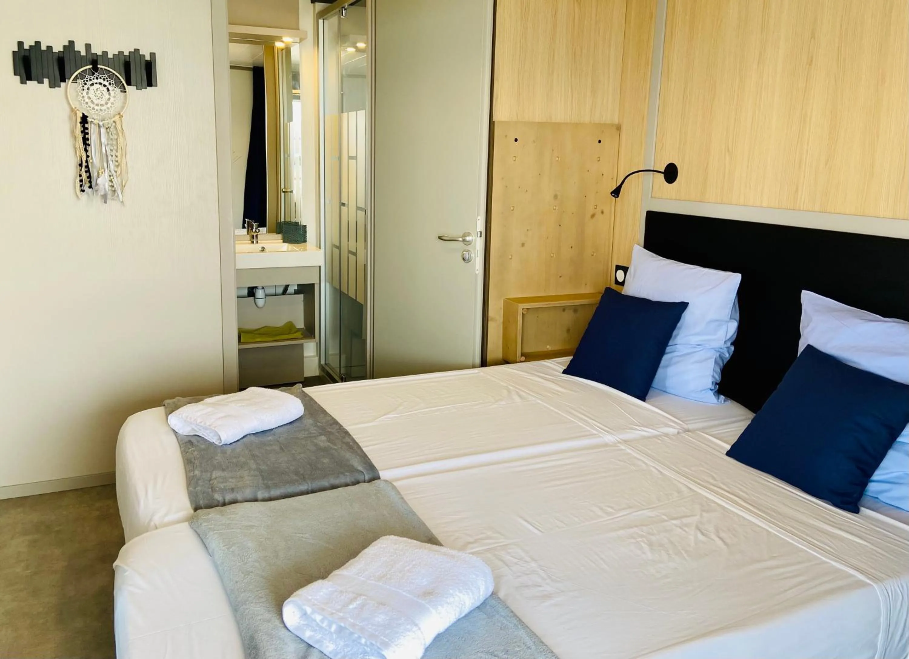 Bedroom, Bed in Les Ilots de Gruissan