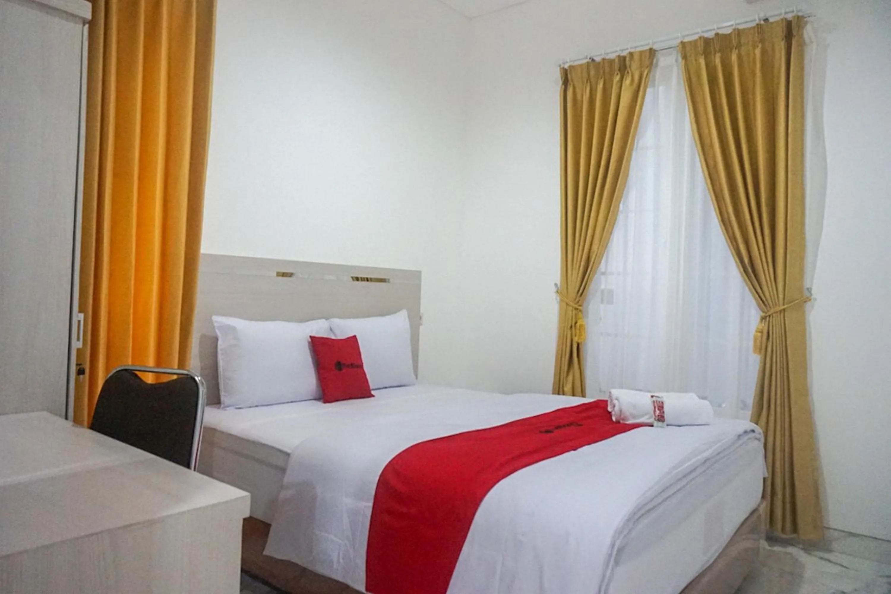 Bed in RedDoorz near Araya Family Club House