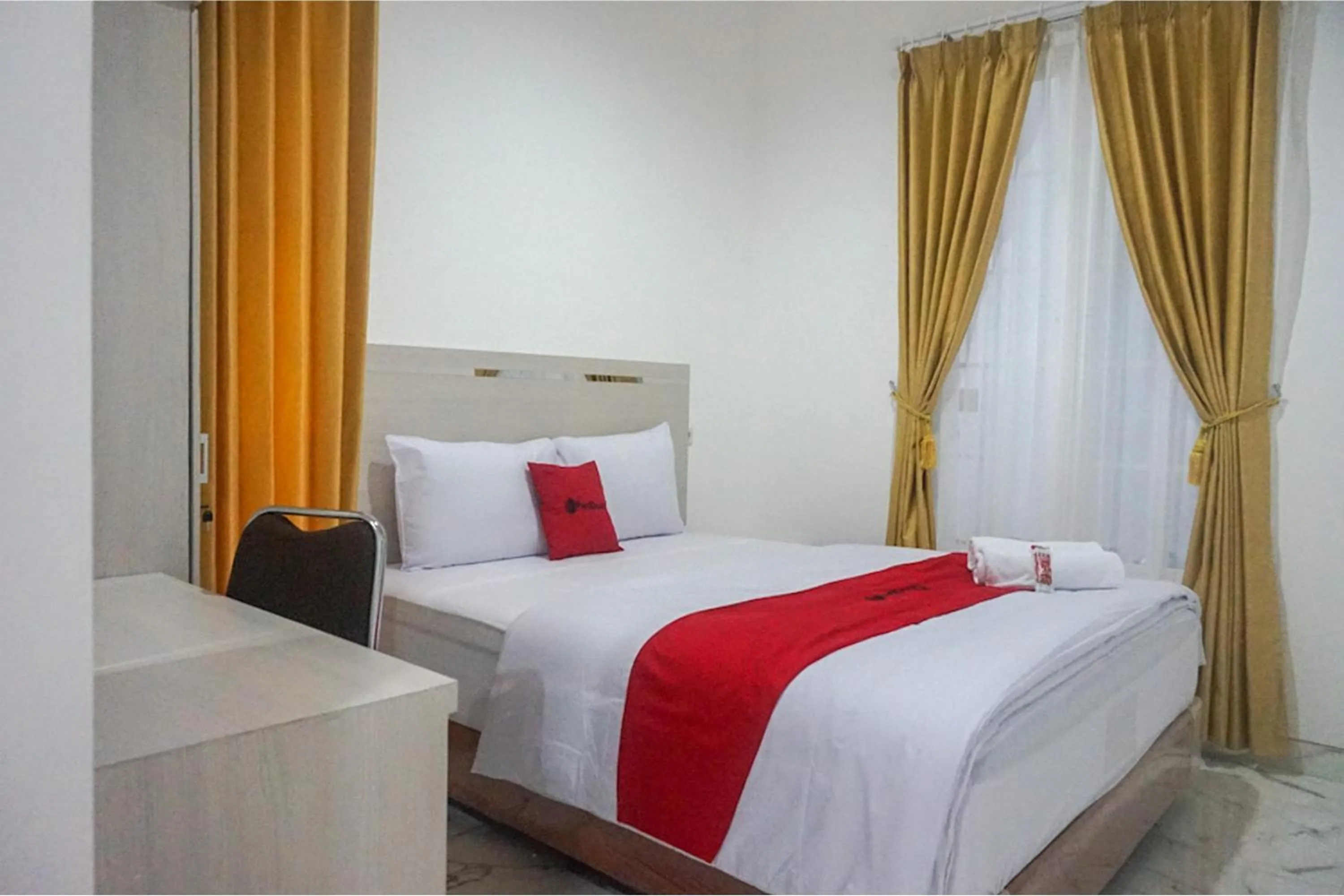 Bed in RedDoorz near Araya Family Club House