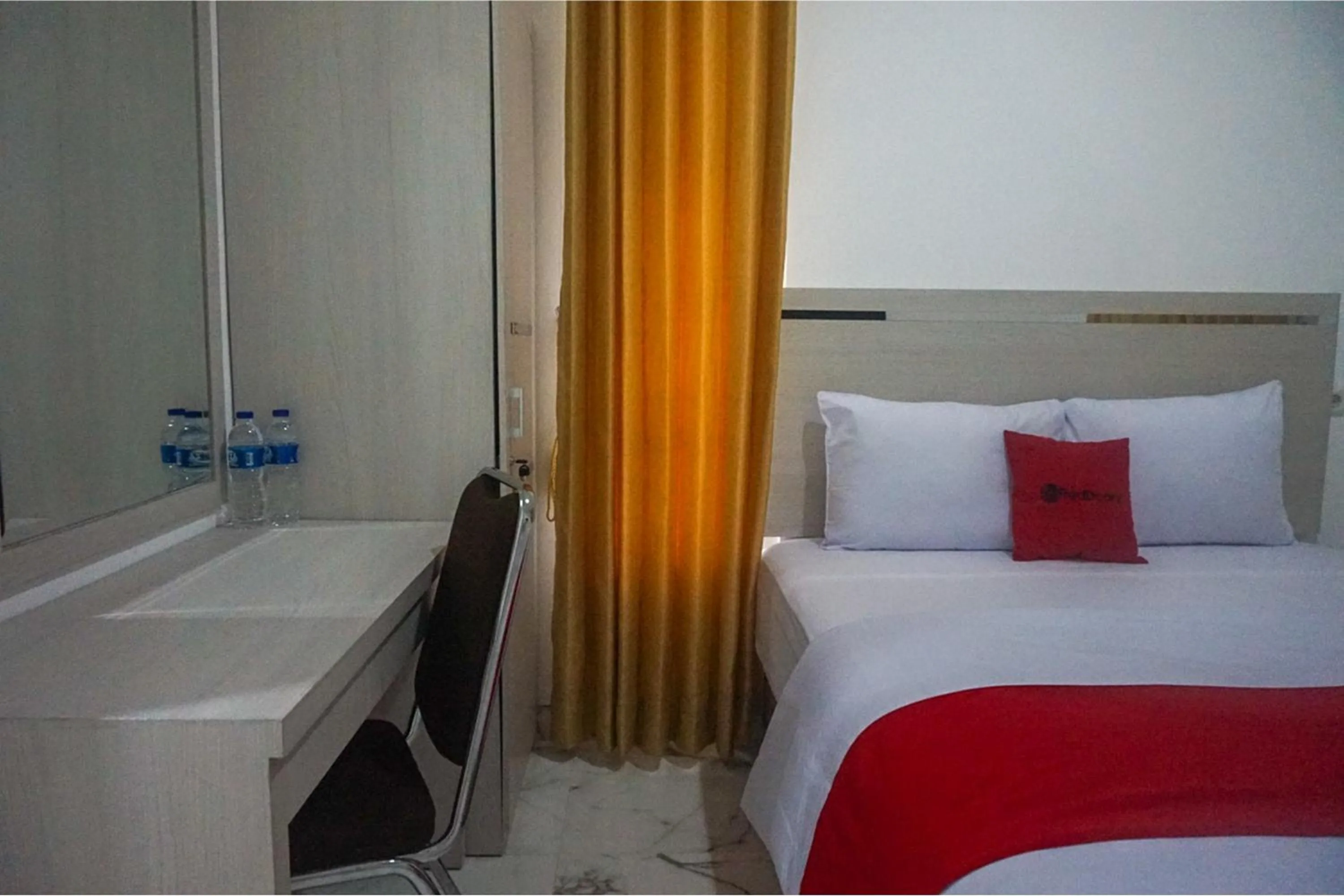 Bed in RedDoorz near Araya Family Club House