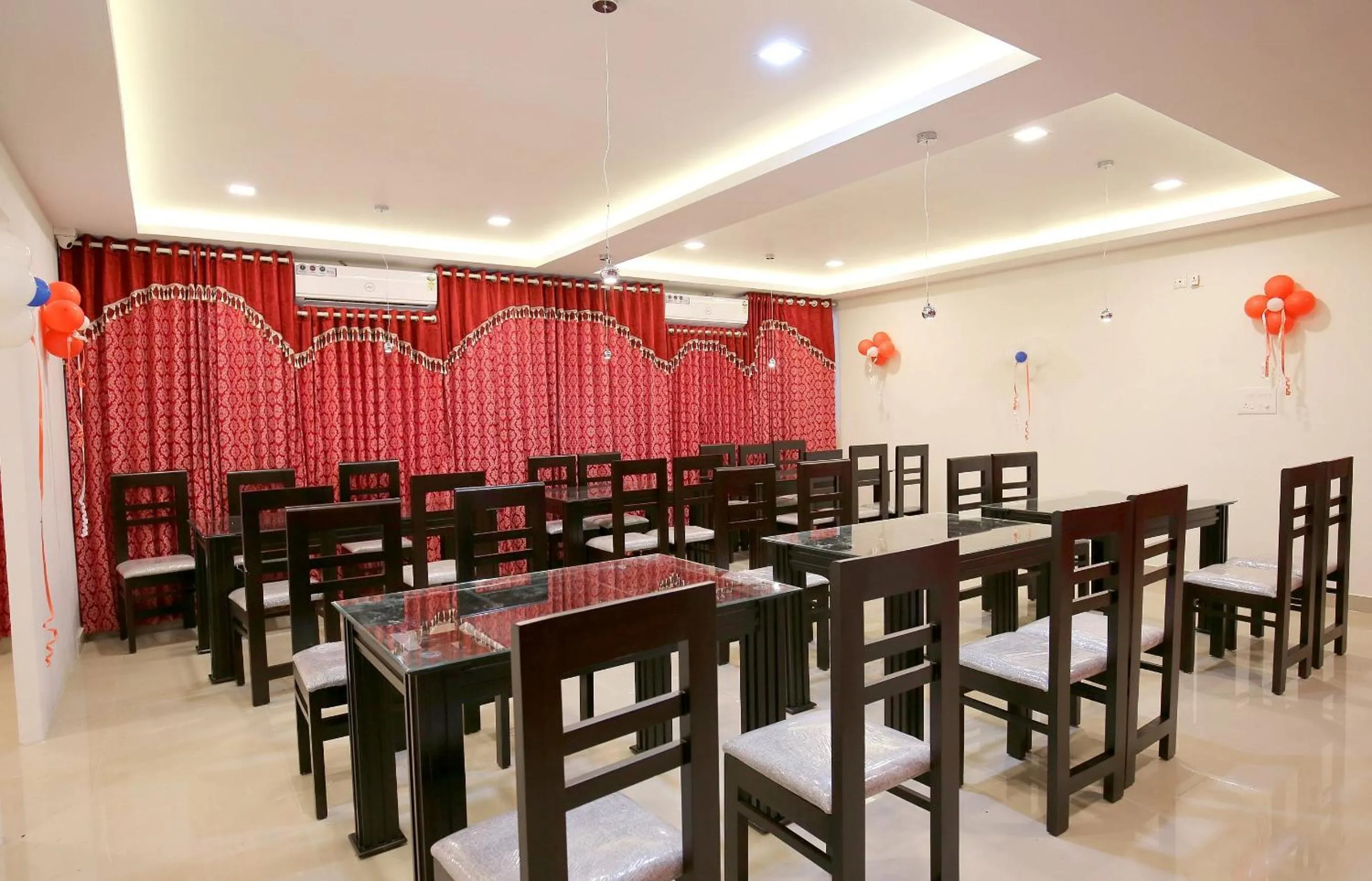 Restaurant/places to eat in Super Hotel O Technopark Formerly Le Frank