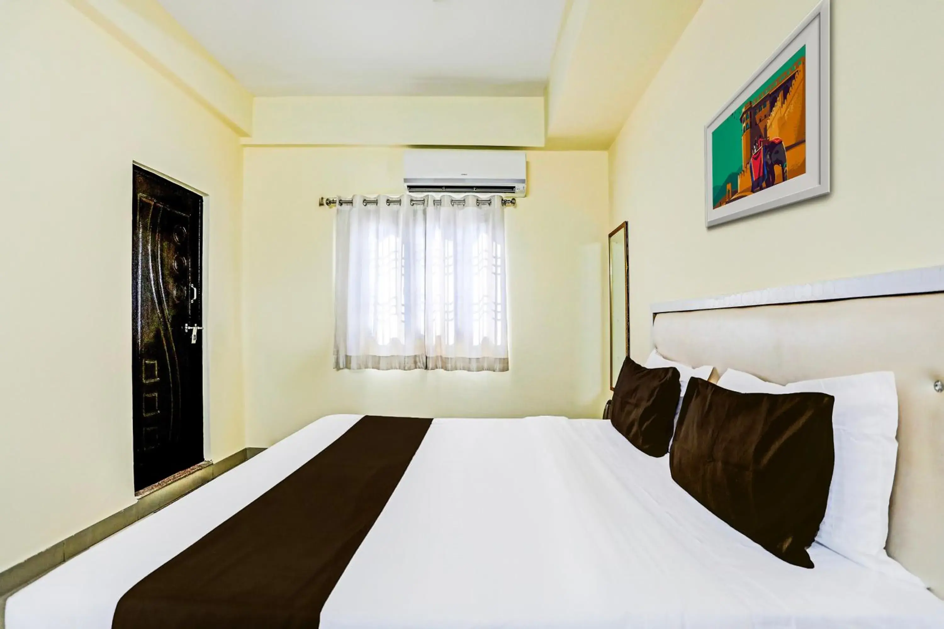 Bedroom, Bed in Super Hotel O Hyderabad Gate IIT BHU Bedroom, Bed in Super Hotel O Hyderabad Gate IIT BHU