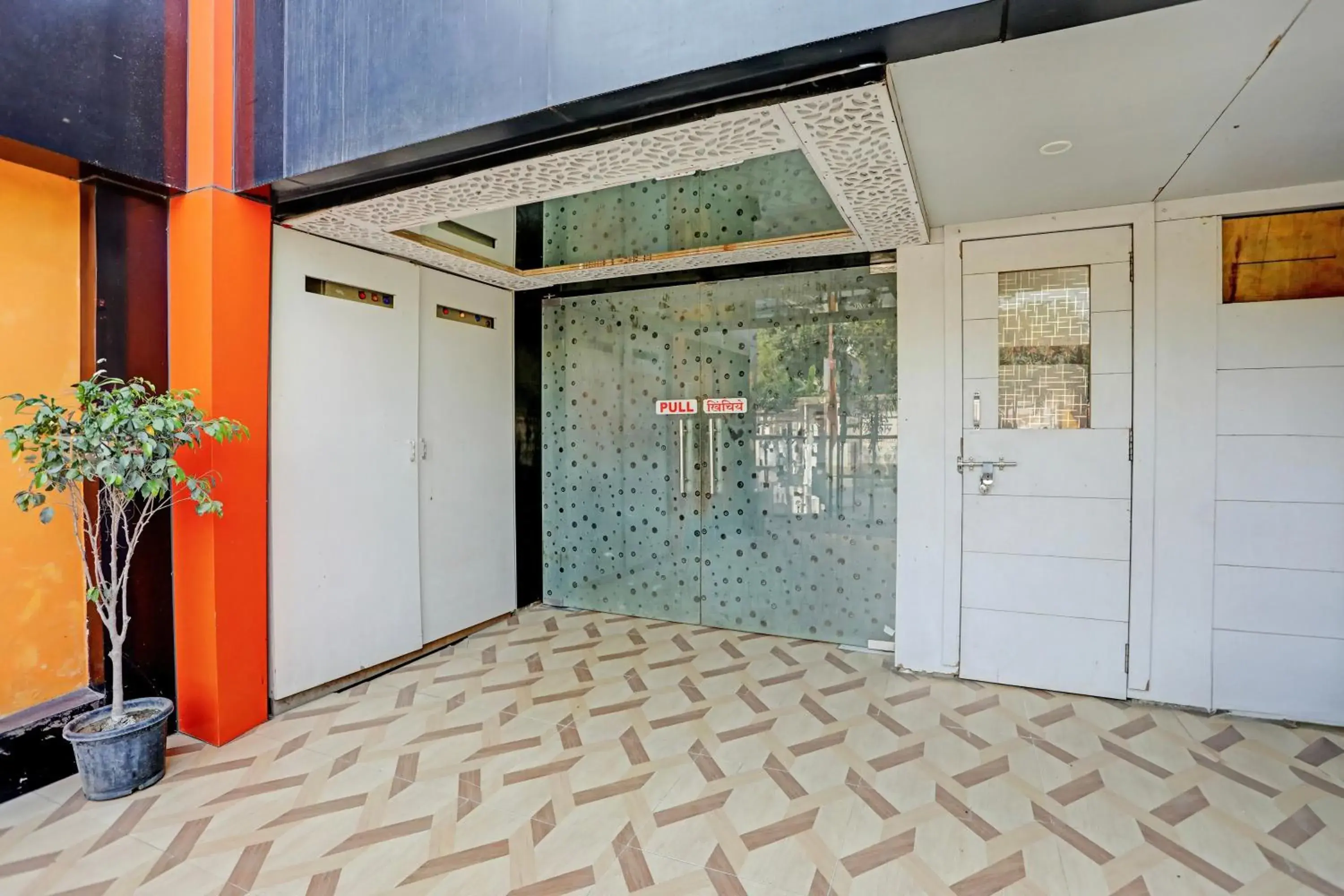 Facade/entrance in Super Hotel O Hyderabad Gate IIT BHU Facade/entrance in Super Hotel O Hyderabad Gate IIT BHU