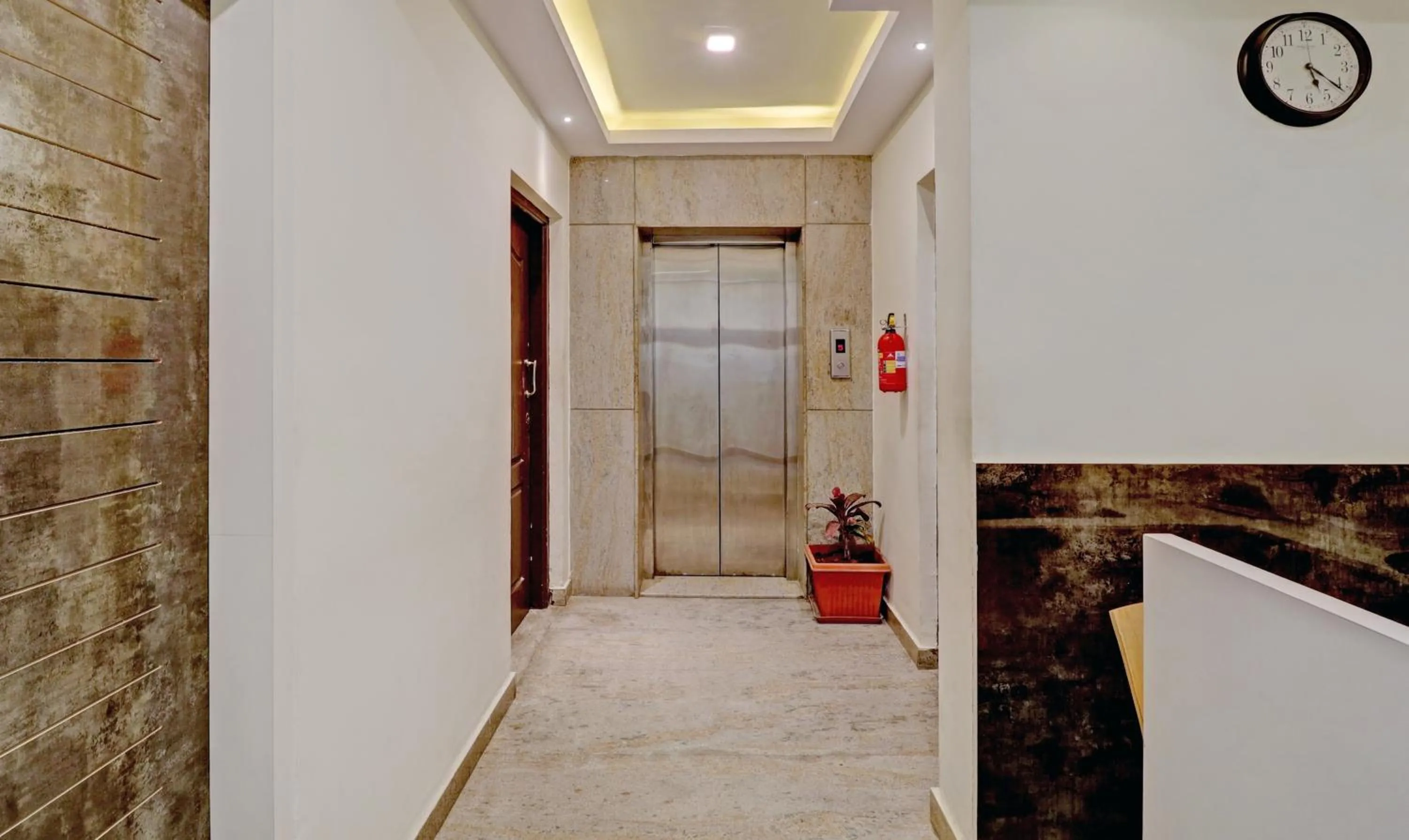 elevator in Itsy Hotels - Comfort Delight