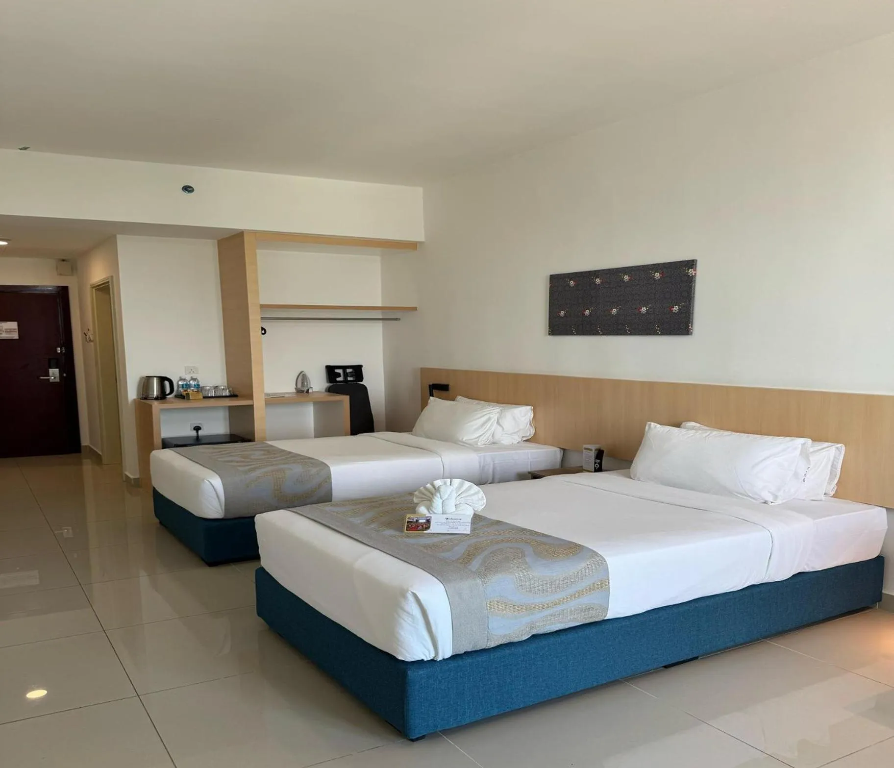 Coffee/tea facilities, Bed in Swan Garden Resort Hotel