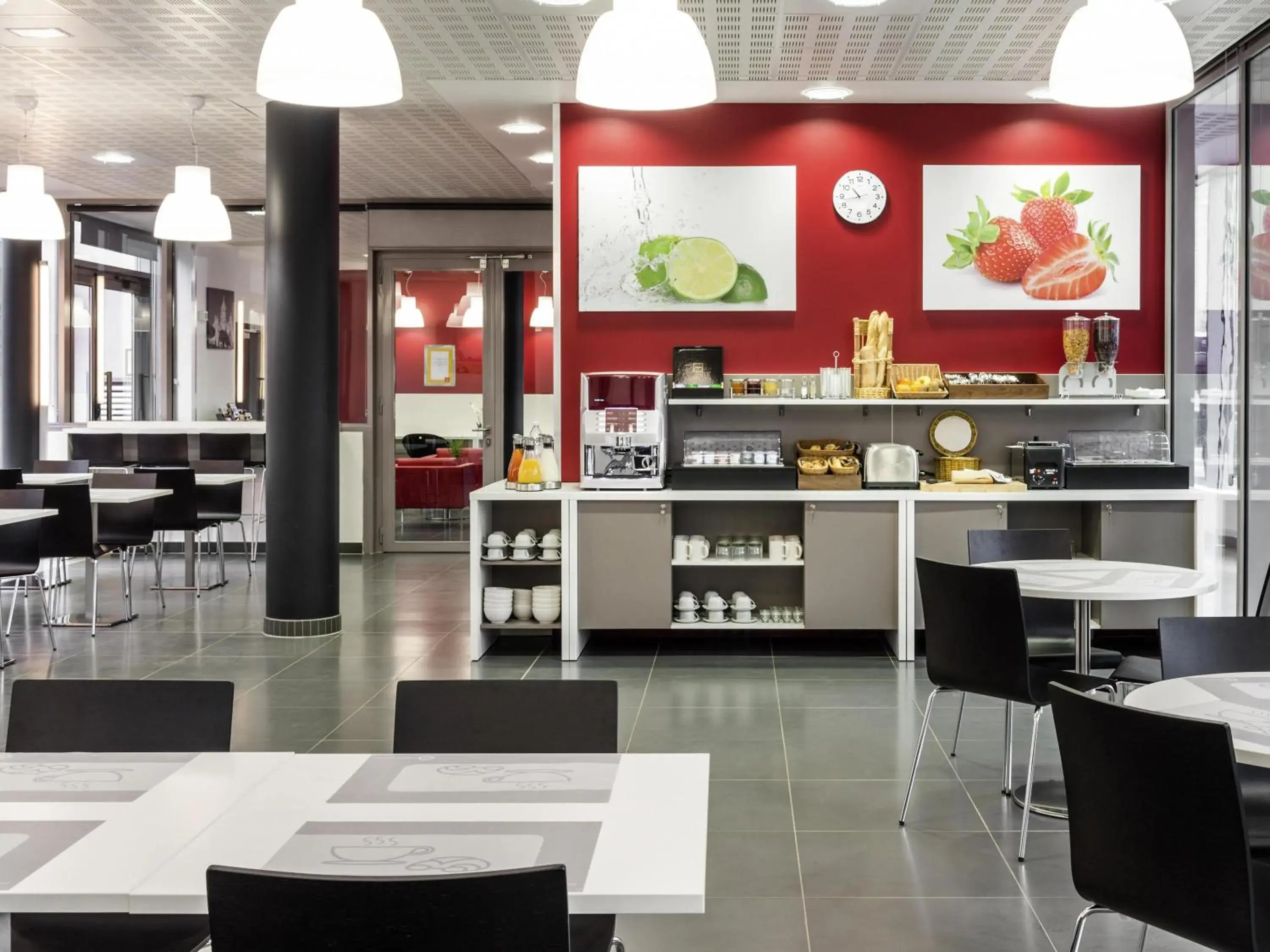 Property building in Aparthotel Adagio Access Paris Clichy Property building in Aparthotel Adagio Access Paris Clichy