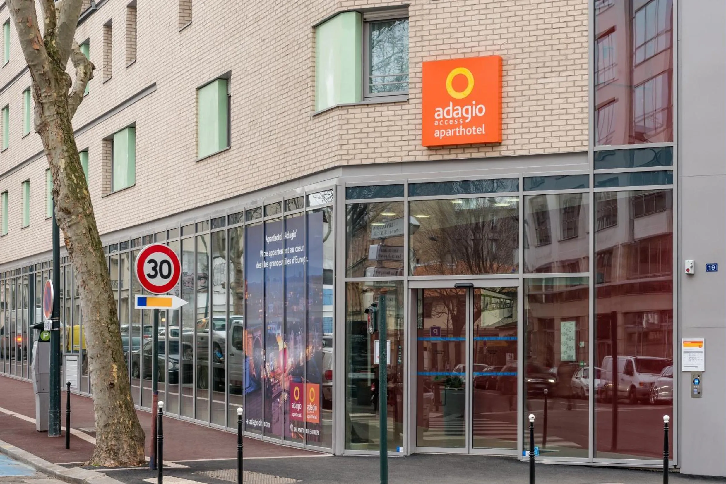 Facade/entrance in Aparthotel Adagio Access Paris Clichy