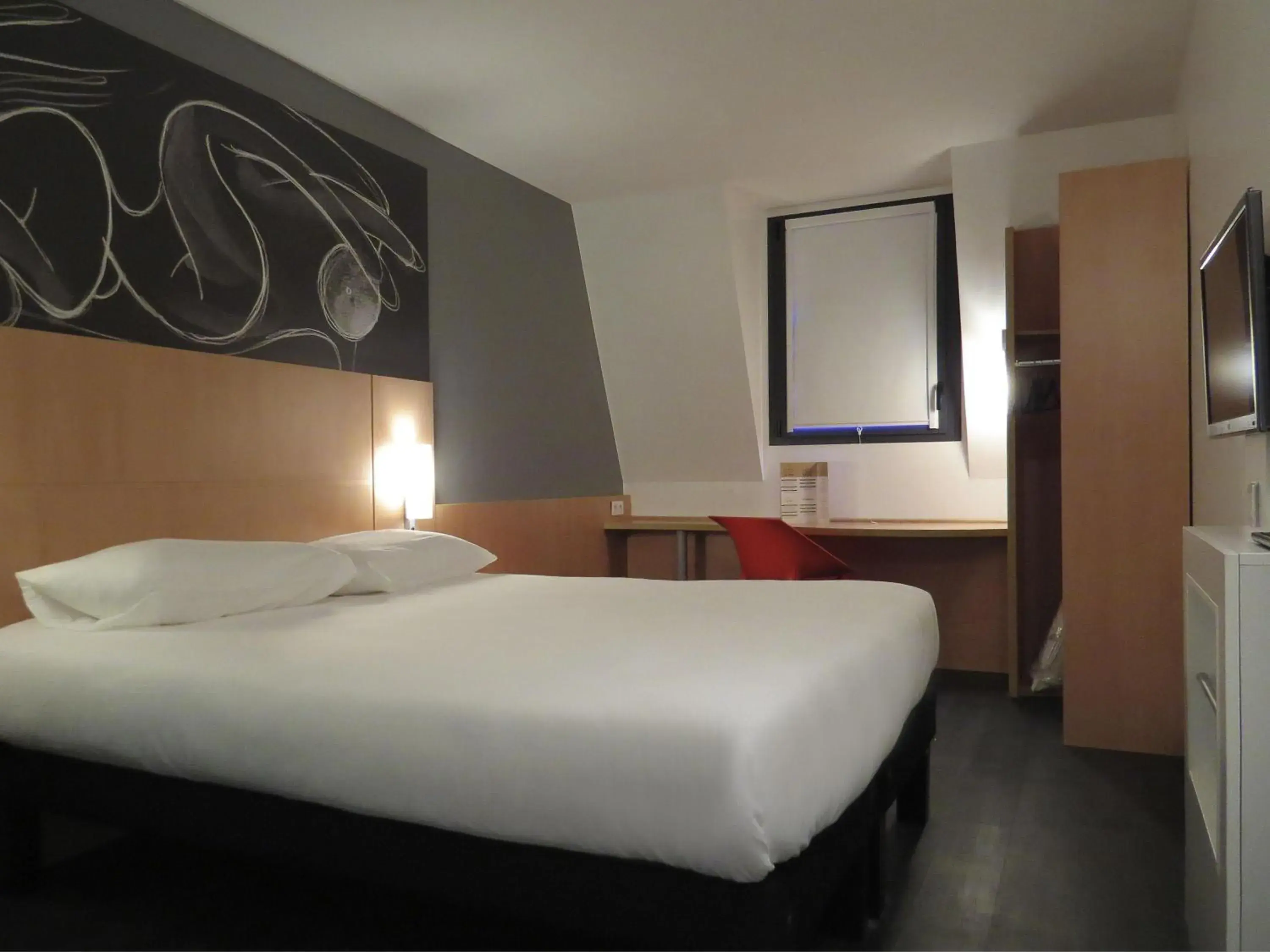 Bedroom, Bed in ibis Soissons Bedroom, Bed in ibis Soissons