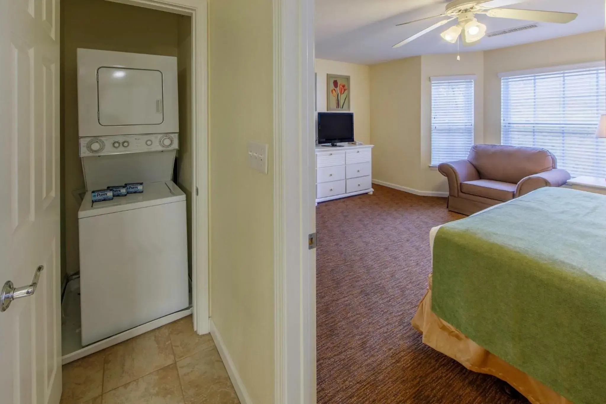 Photo of the whole room, Bed in Holiday Inn Club Vacations Oak n Spruce Resort in the Berkshires Photo of the whole room, Bed in Holiday Inn Club Vacations Oak n Spruce Resort in the Berkshires