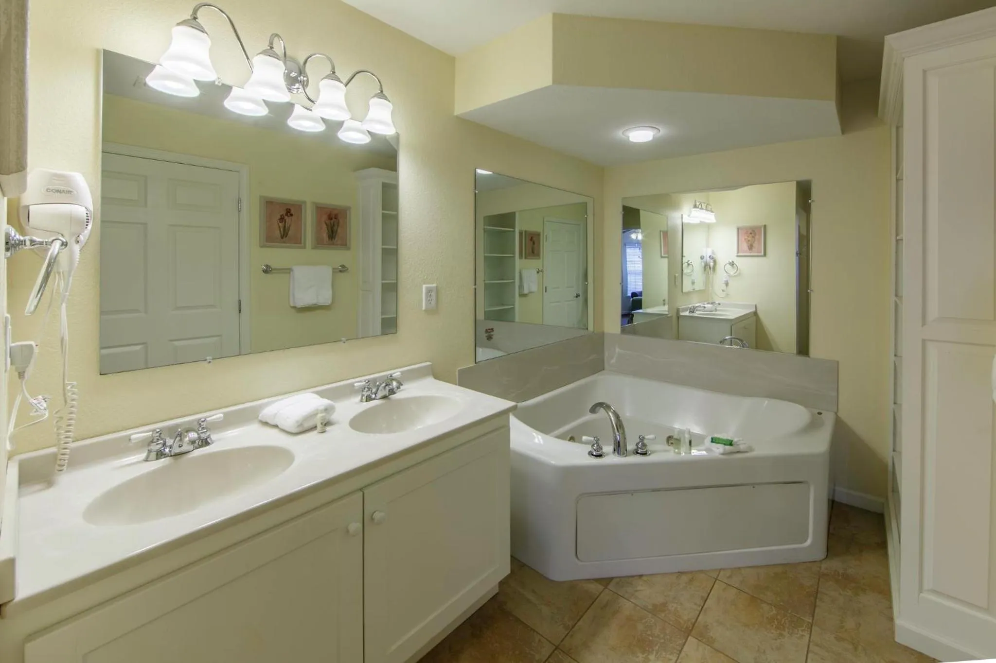 Photo of the whole room in Holiday Inn Club Vacations Oak n Spruce Resort in the Berkshires