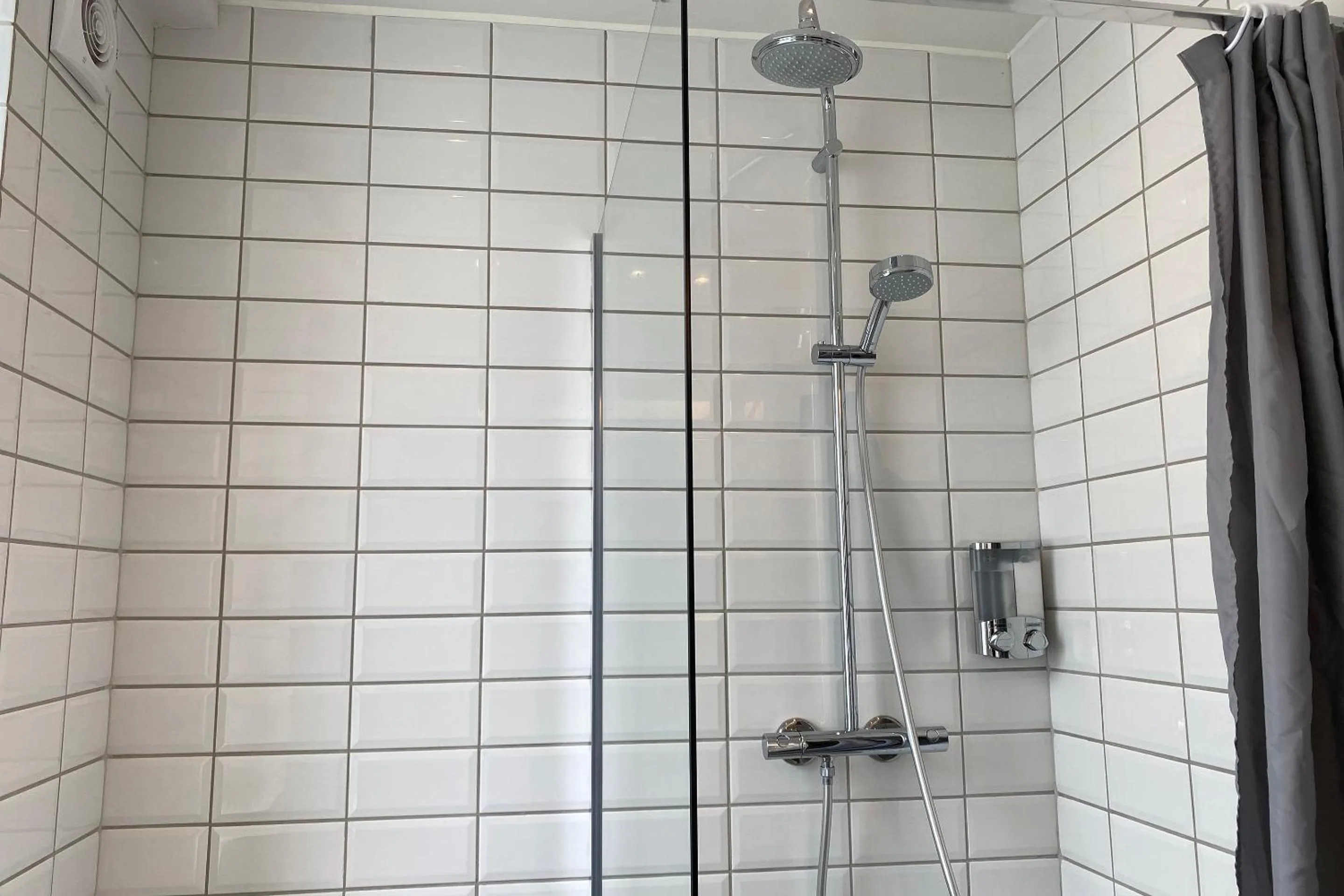 Shower in Harbour Walk