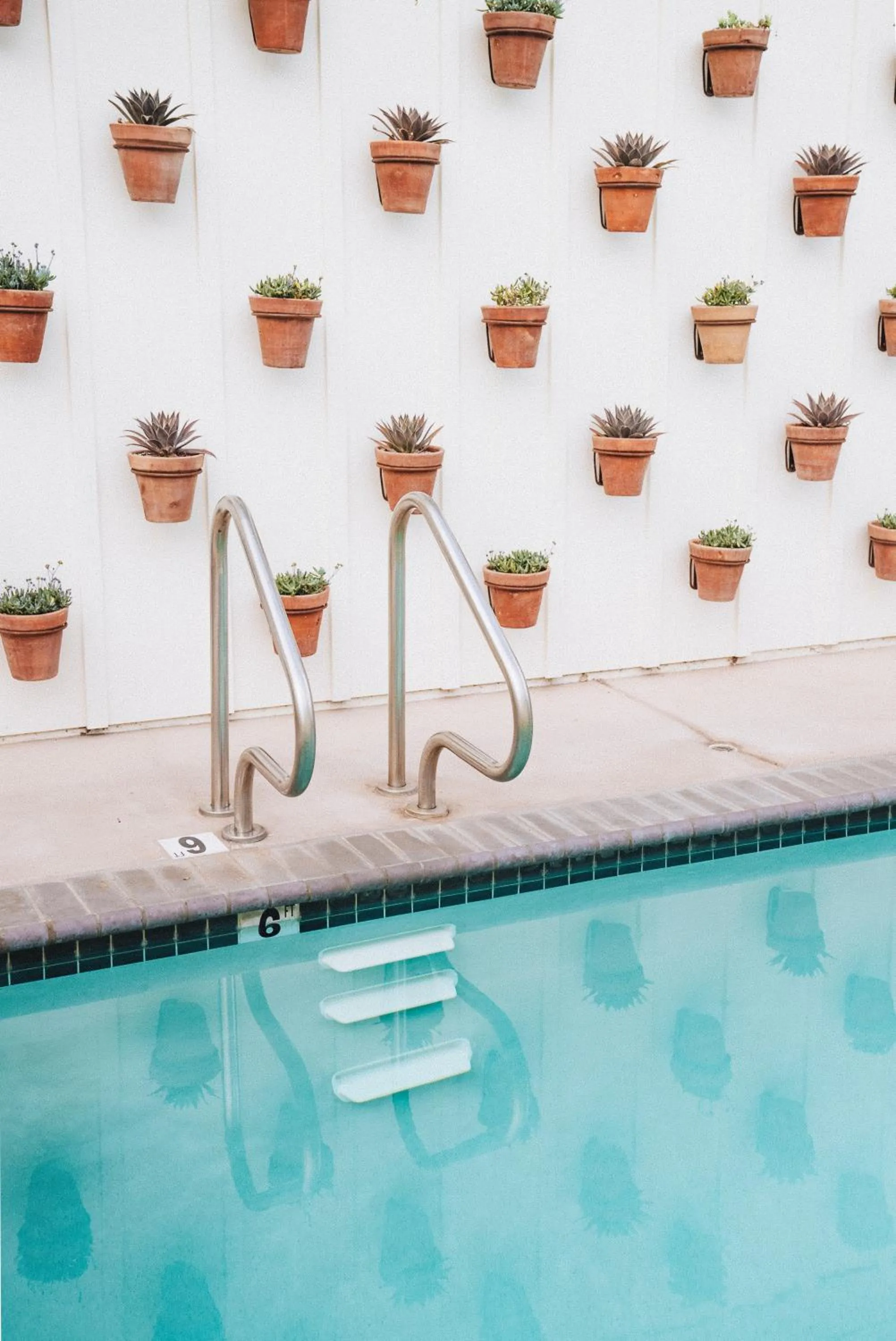 Swimming pool in Hotel Ynez