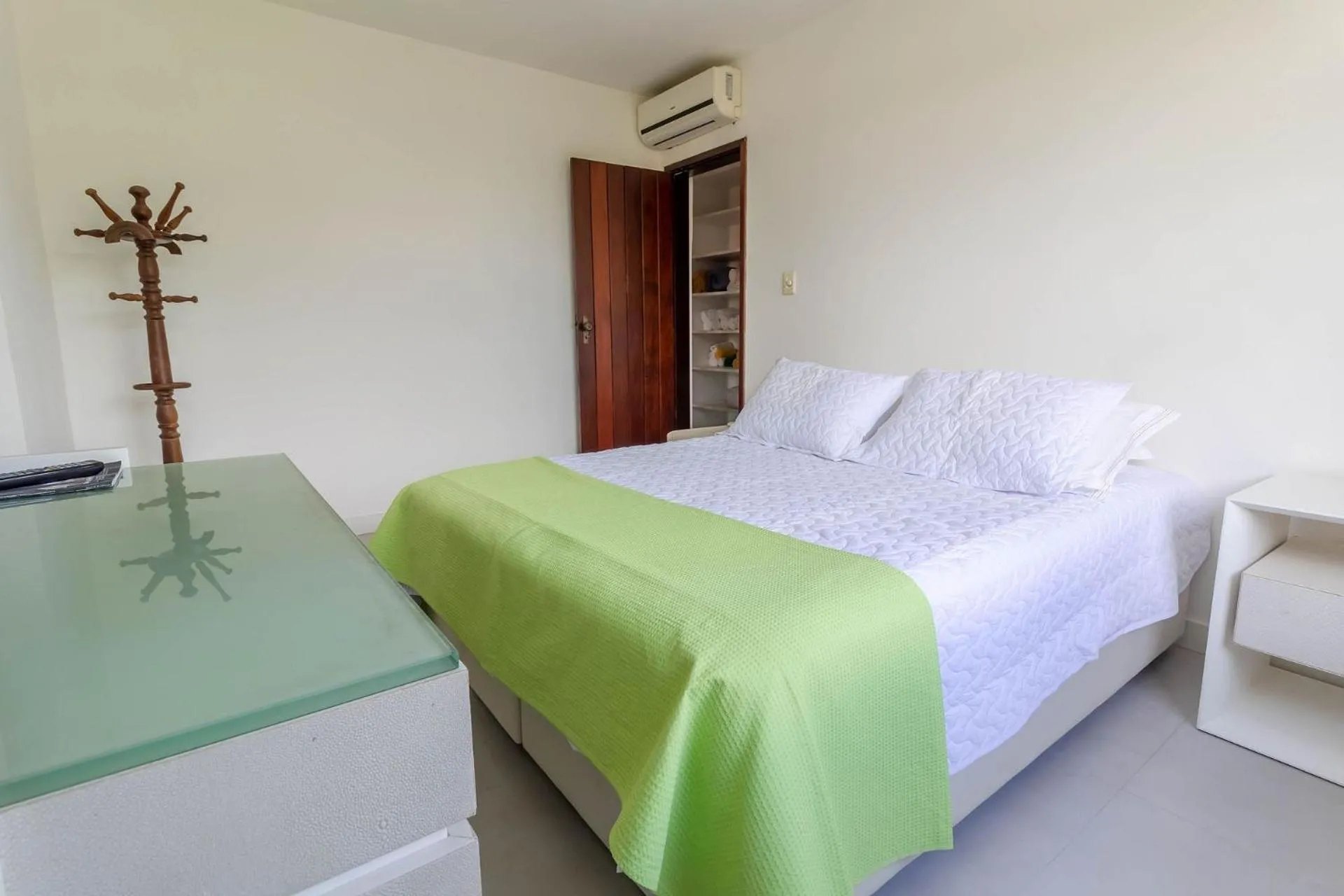 Bedroom, Bed in IP01 Casa 5 Suítes a 100m da Praia Pedra do Sal