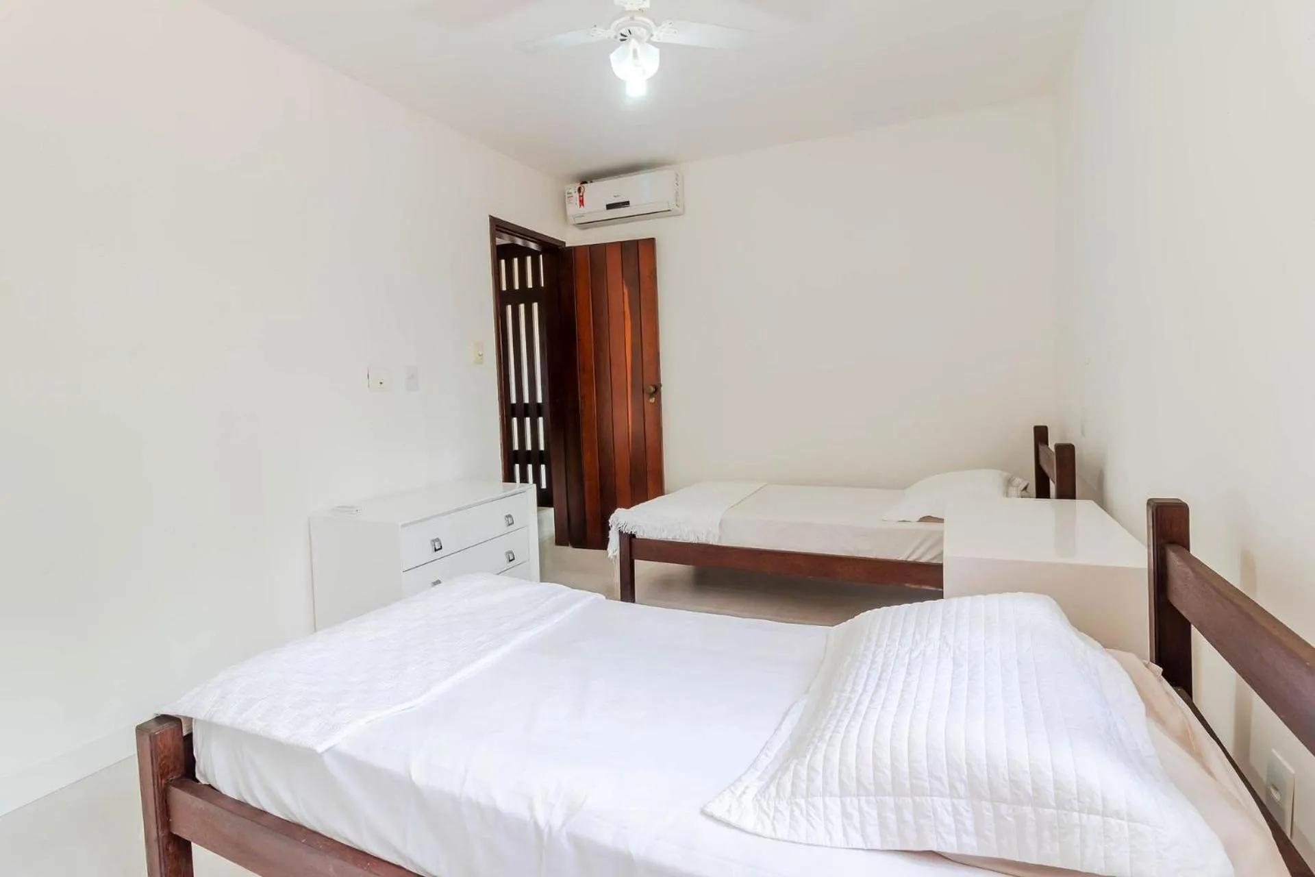 Bedroom, Bed in IP01 Casa 5 Suítes a 100m da Praia Pedra do Sal