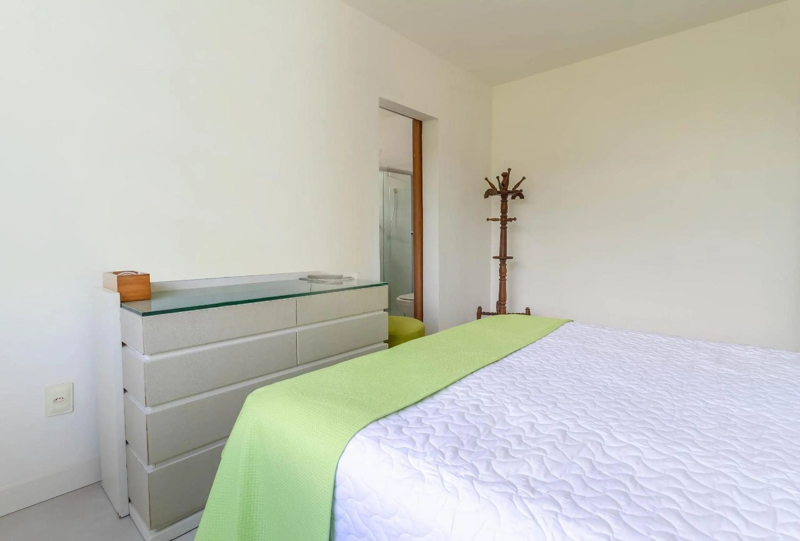 Photo of the whole room, Bed in IP01 Casa 5 Suítes a 100m da Praia Pedra do Sal