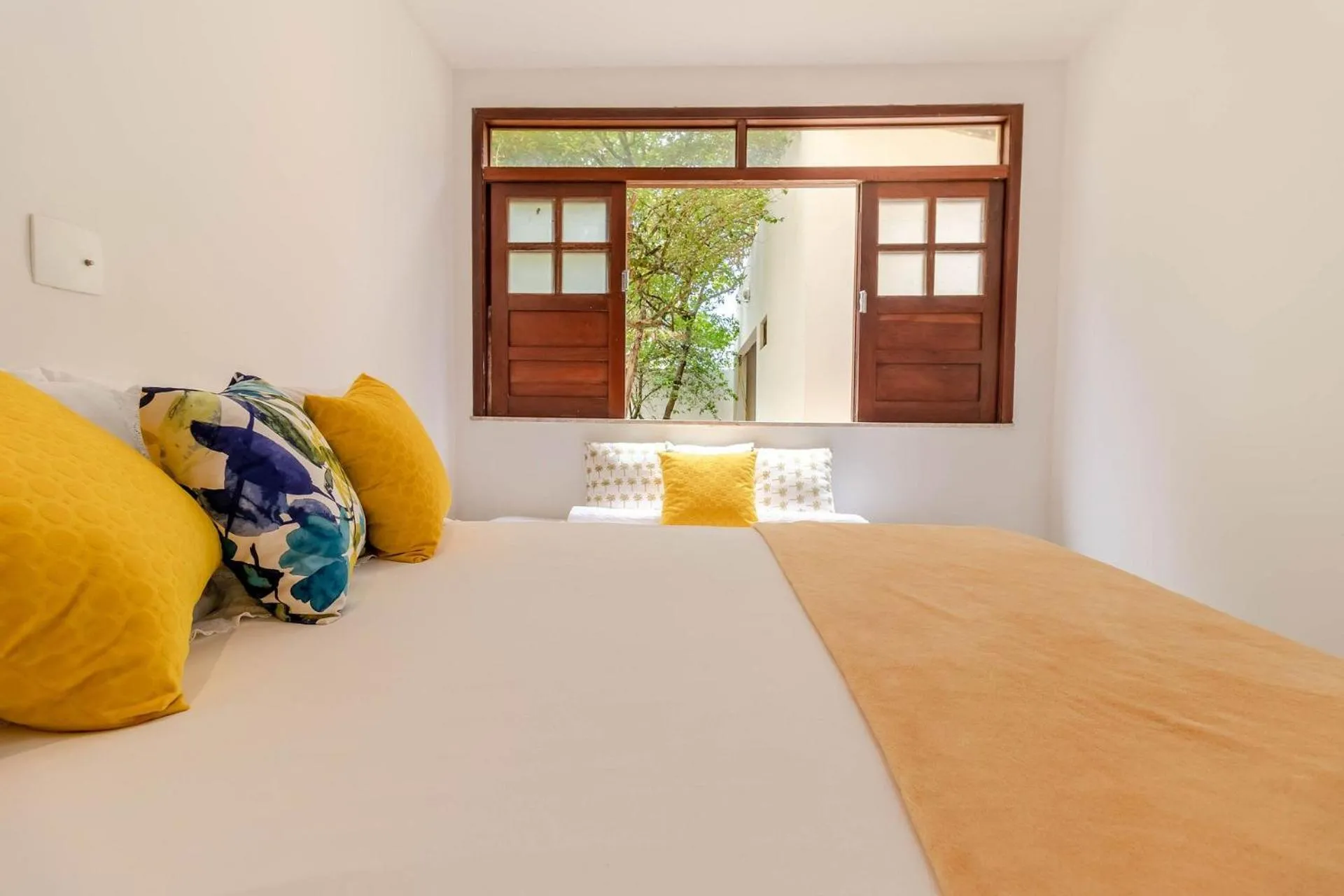 Photo of the whole room, Bed in IP01 Casa 5 Suítes a 100m da Praia Pedra do Sal