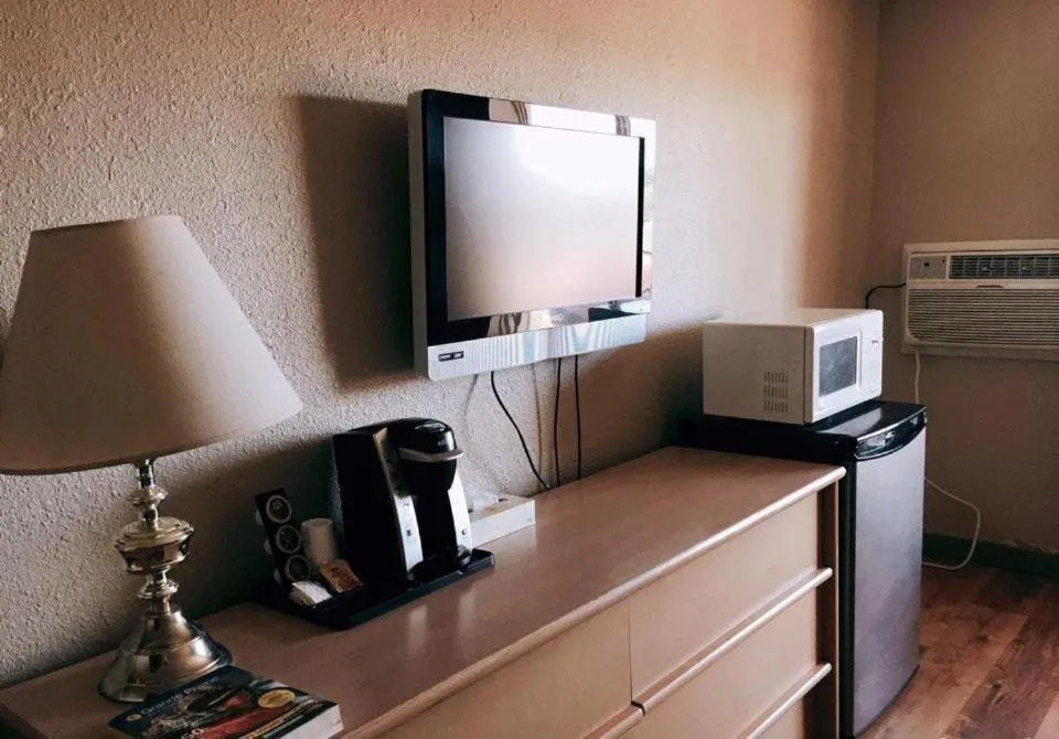 TV and multimedia in Hi Valley Motor Inn