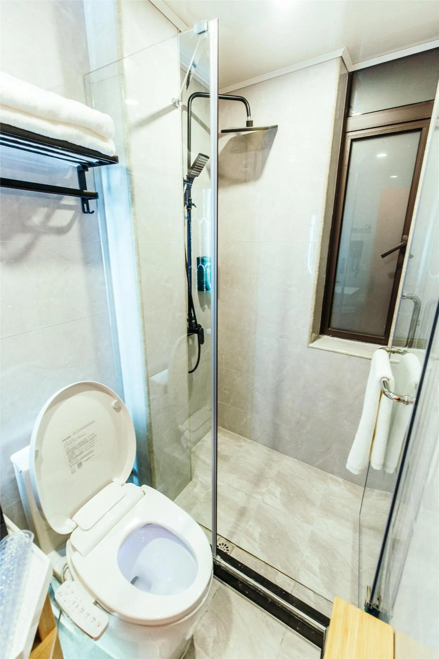 Shower in Shanghai Fish Inn People Square