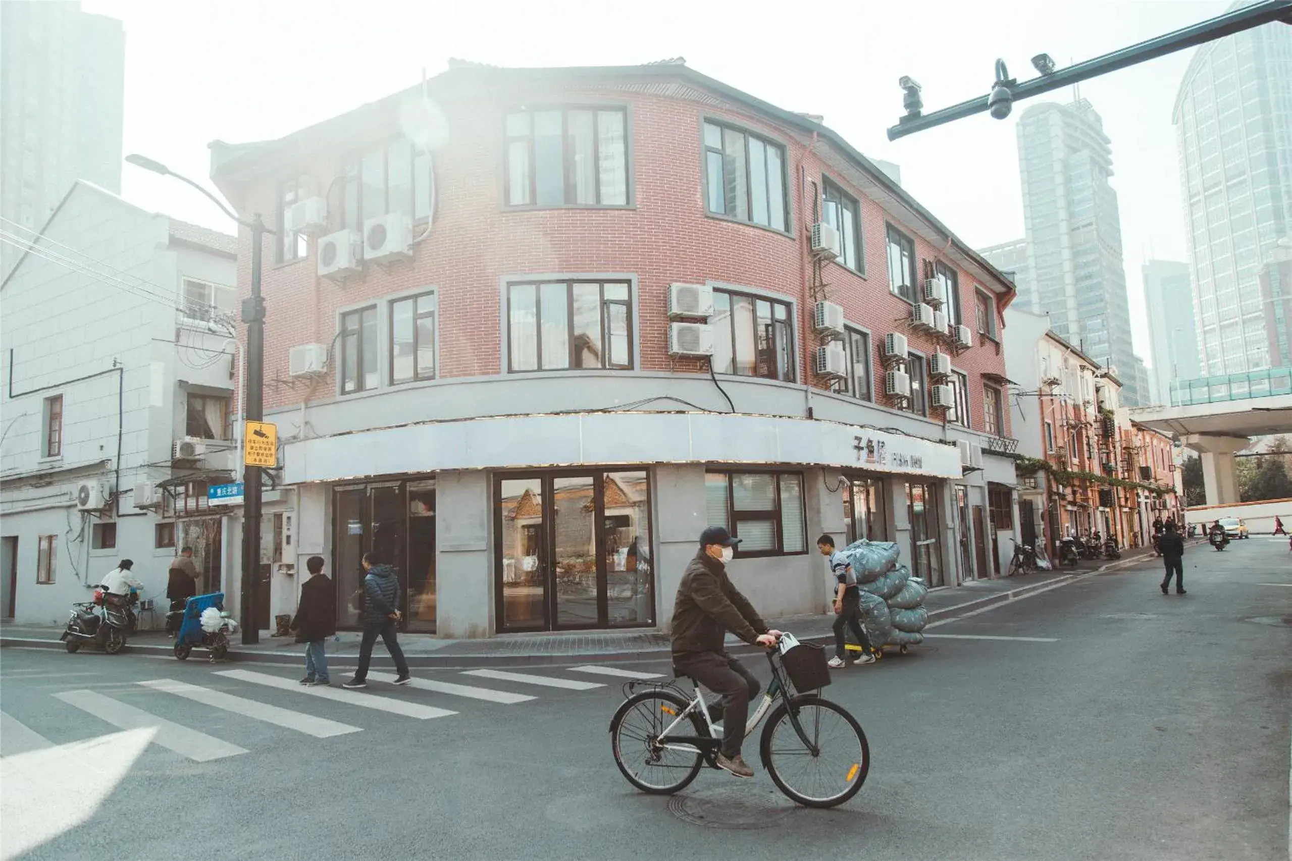 Property building in Shanghai Fish Inn People Square Property building in Shanghai Fish Inn People Square
