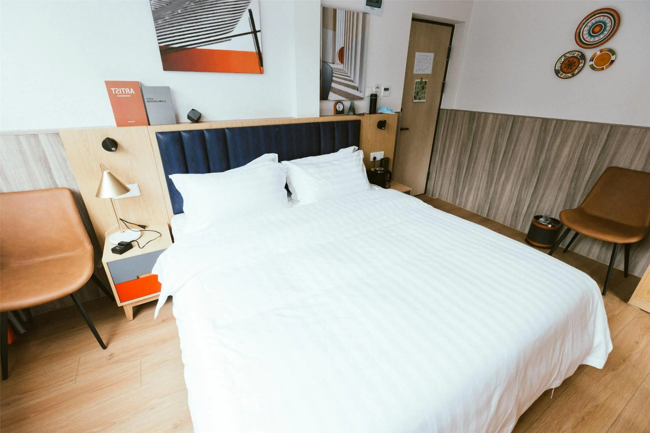 Photo of the whole room, Bed in Shanghai Fish Inn People Square