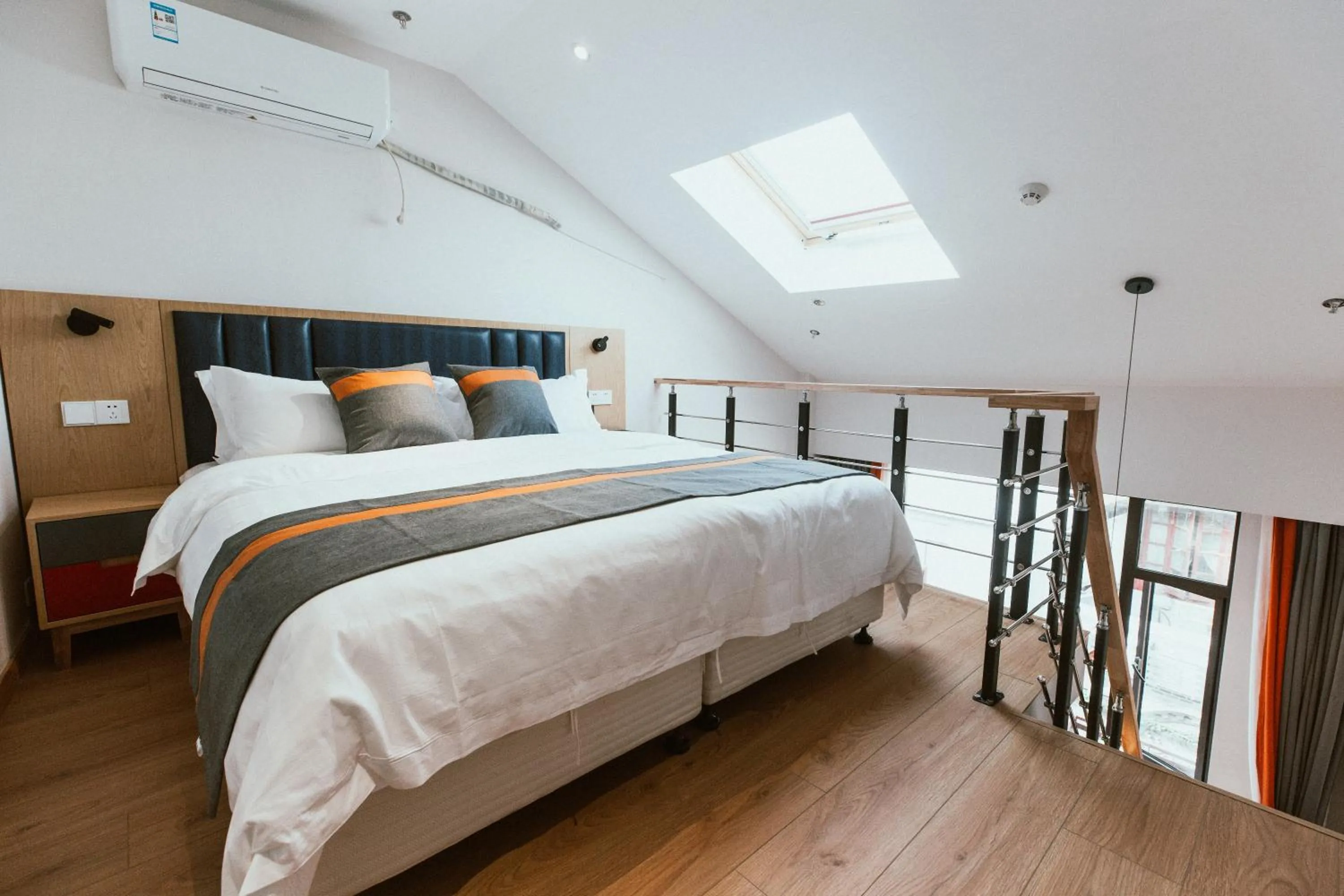 Bed in Shanghai Fish Inn People Square