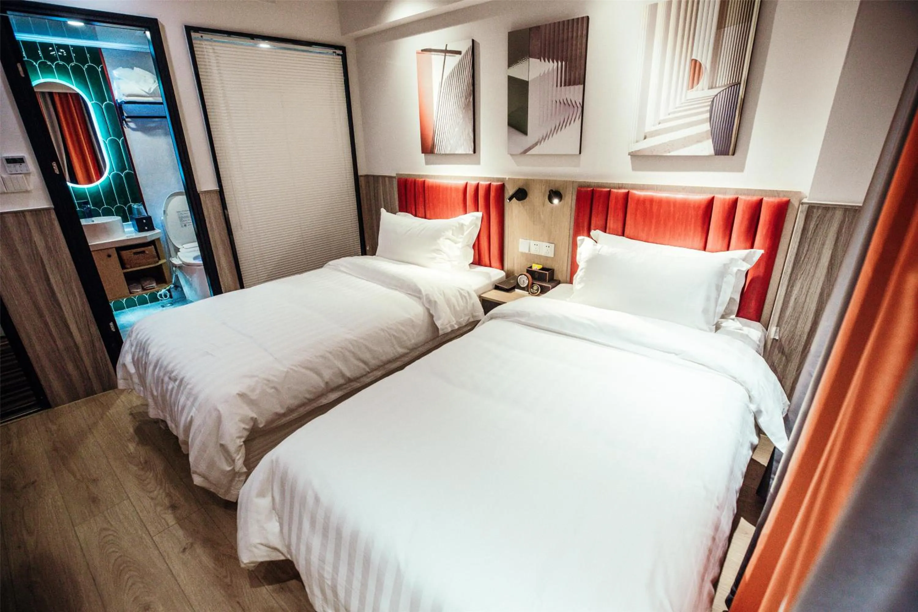 Photo of the whole room, Bed in Shanghai Fish Inn People Square