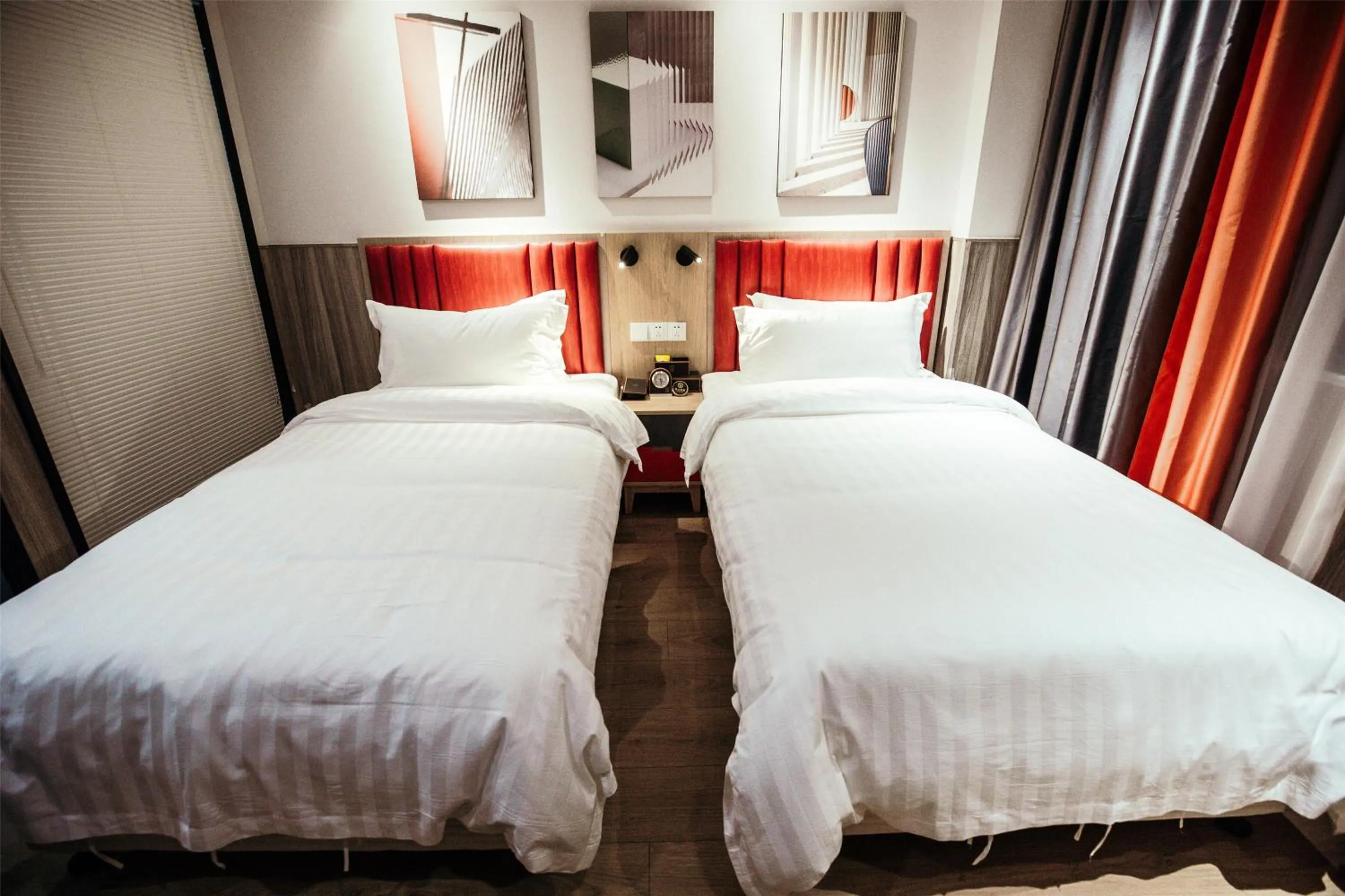 Photo of the whole room, Bed in Shanghai Fish Inn People Square