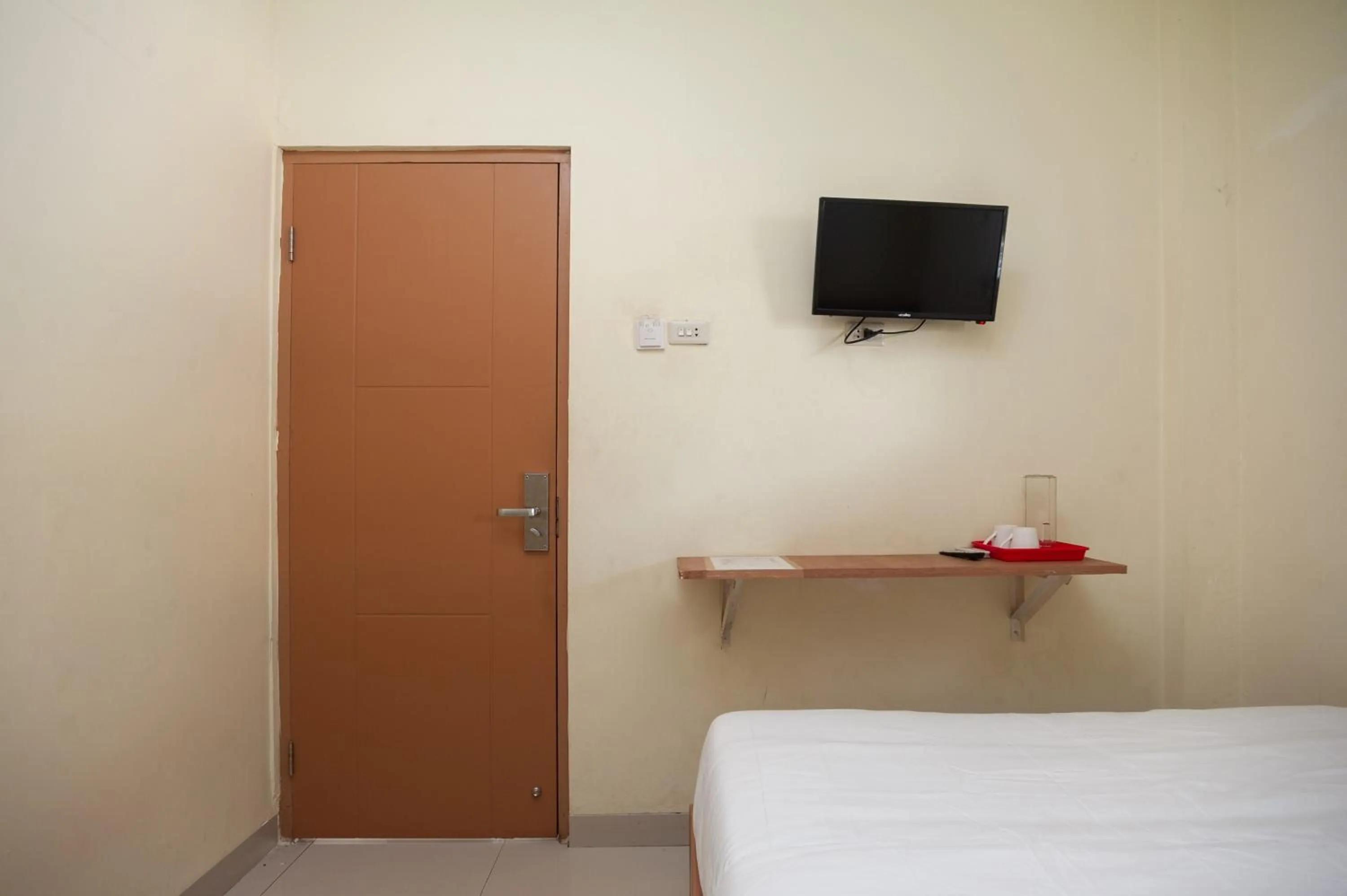 Bed in AVA Guesthouse Mitra RedDoorz Lampung