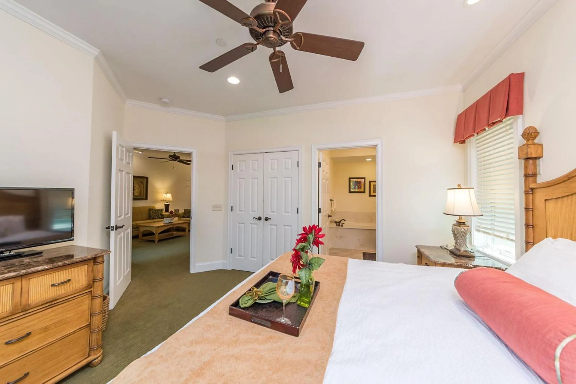 Communal lounge/ TV room, Bed in Coral Sands Resort by Palmera