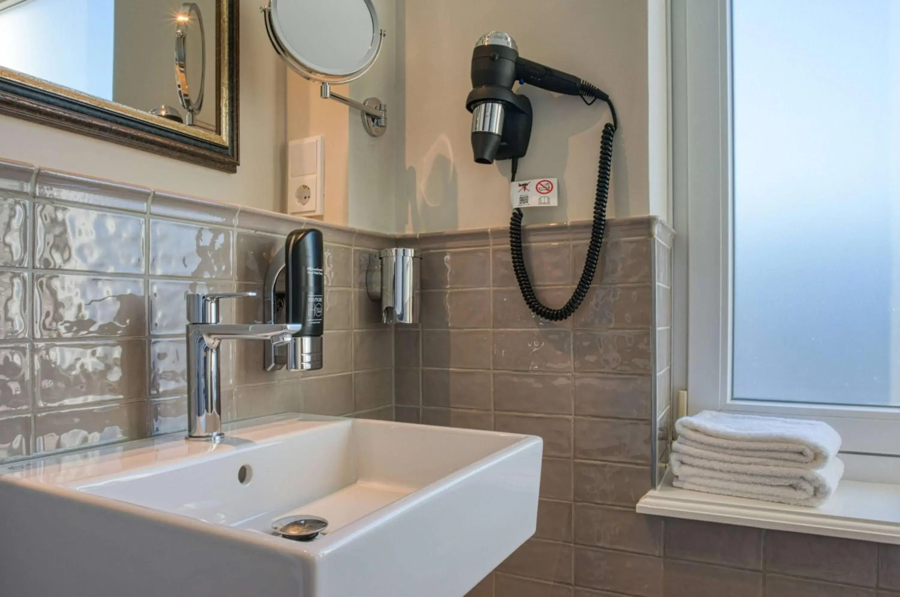 Photo of the whole room in Boutique 53 & 56 Hamburg City, Trademark Collection by Wyndham Photo of the whole room in Boutique 53 & 56 Hamburg City, Trademark Collection by Wyndham