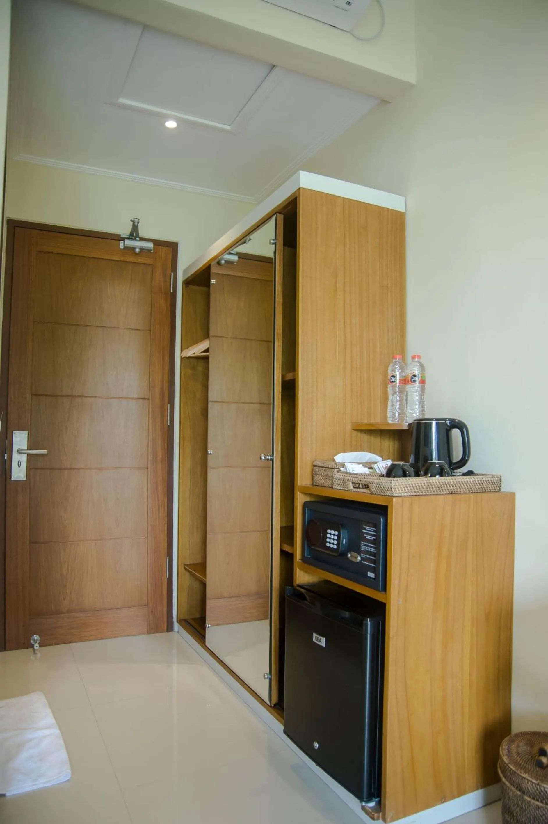 Coffee/tea facilities in Akatara Hotel