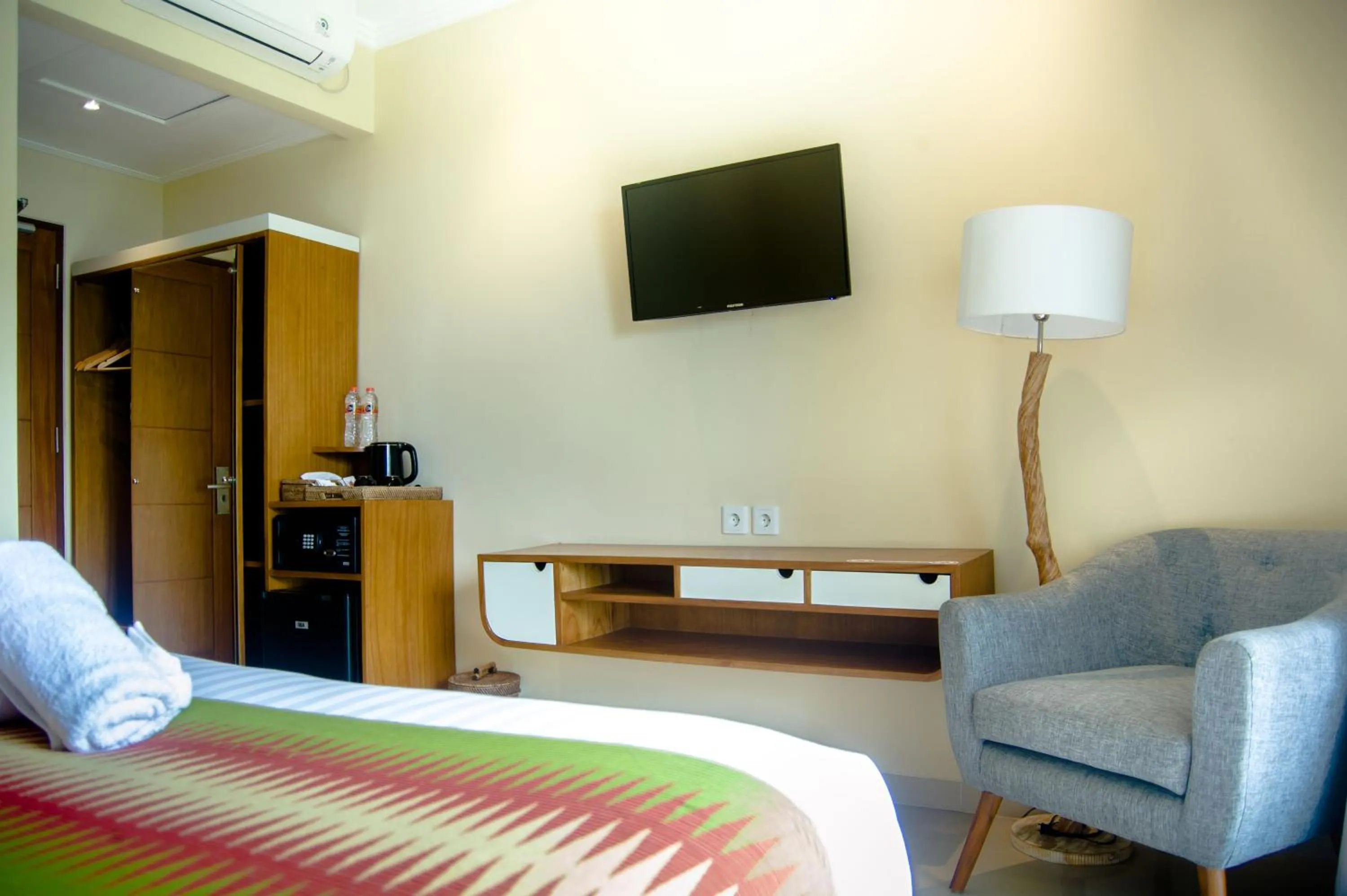 TV and multimedia, Bed in Akatara Hotel