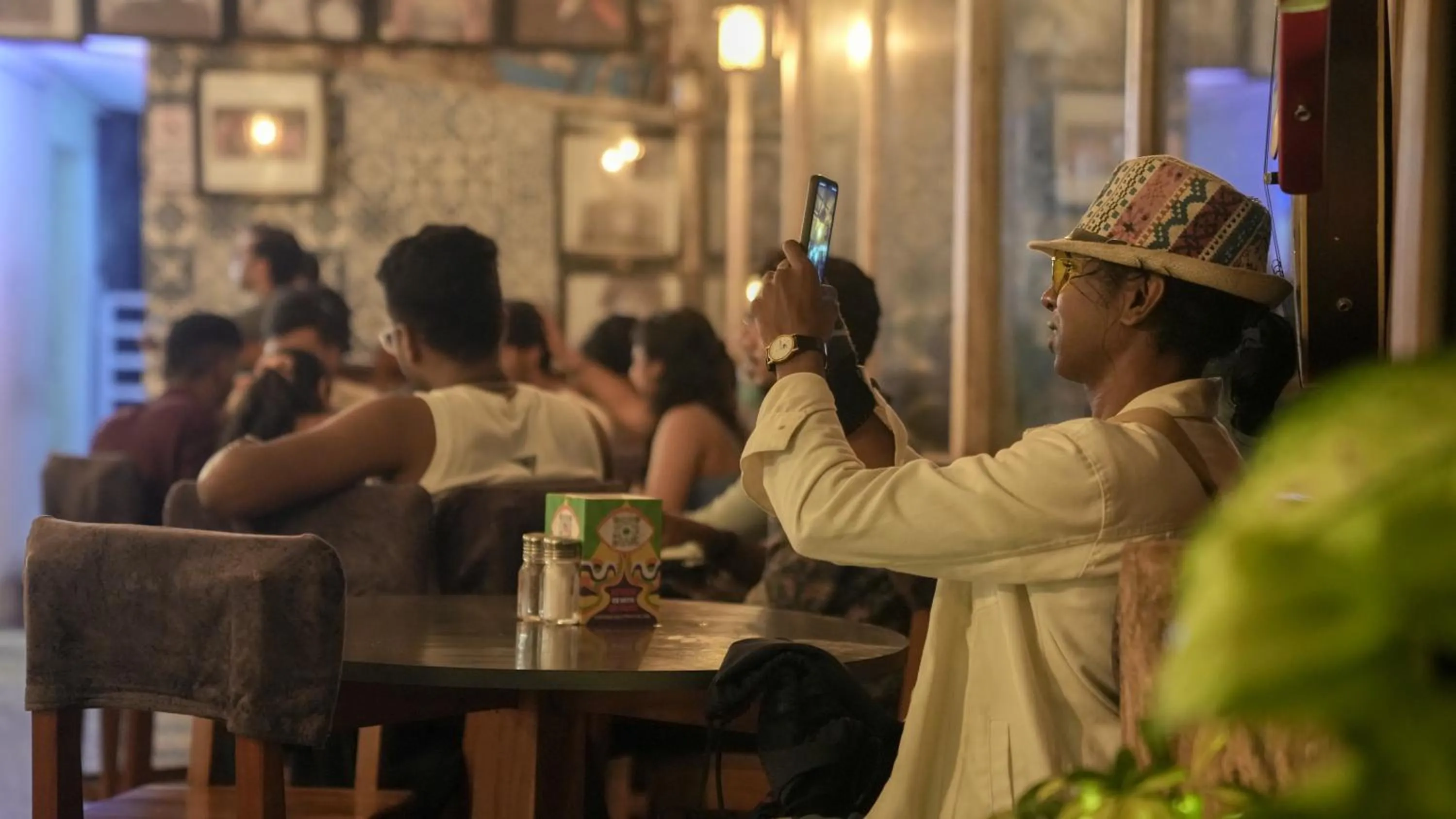 Restaurant/places to eat in Anjoned Hostel & Cafe