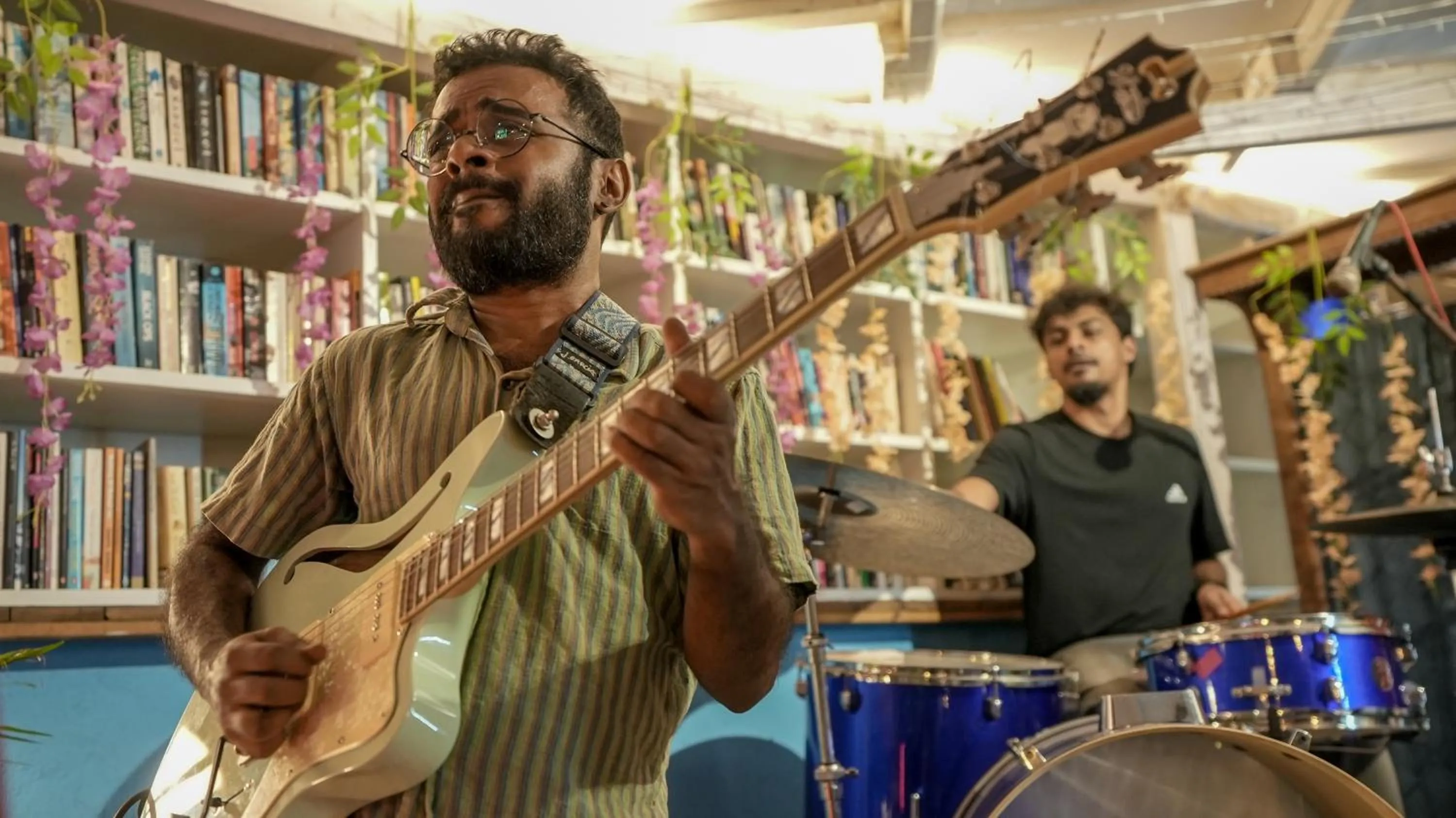 Evening entertainment in Anjoned Hostel & Cafe